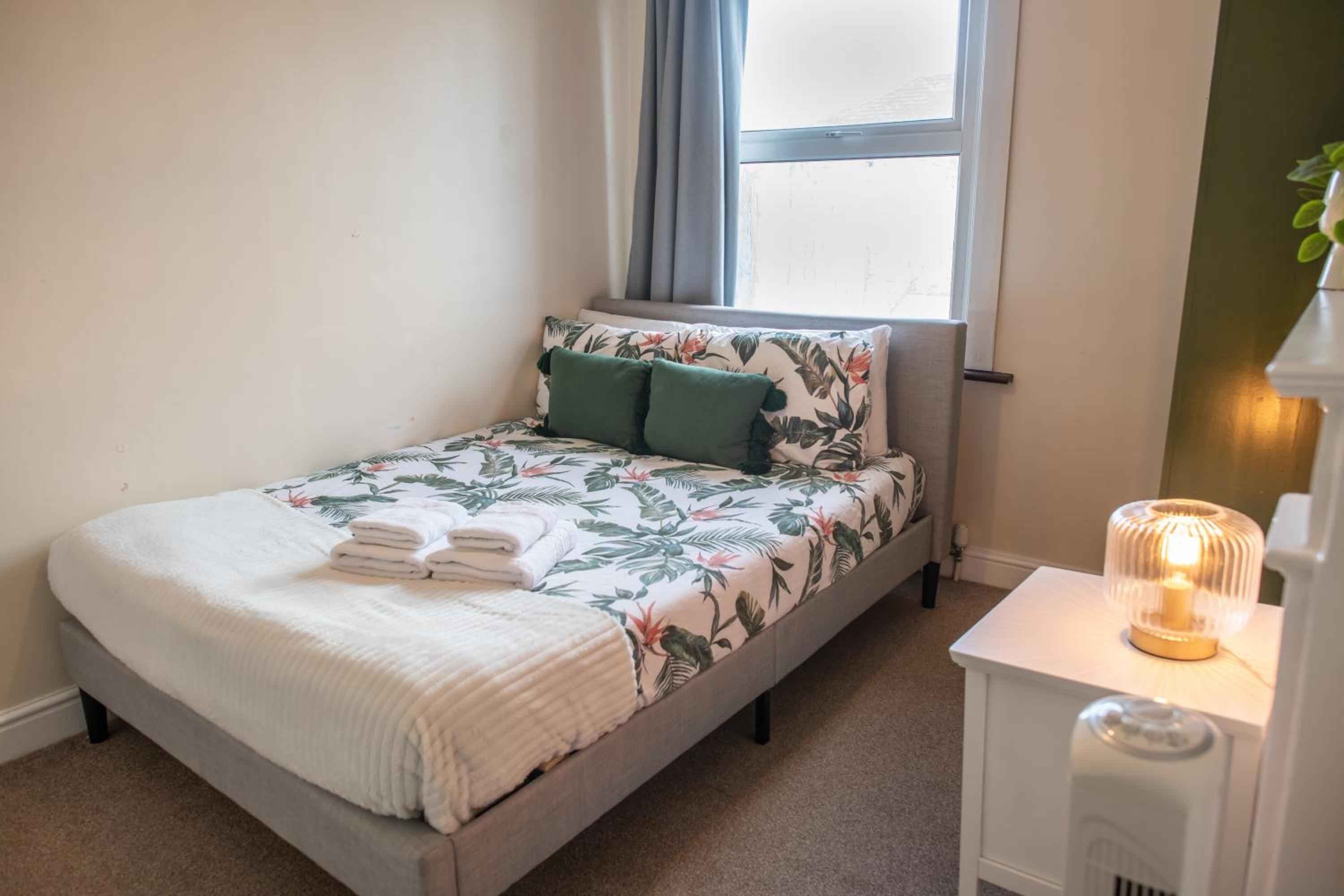4 Bedroom Flat with high speed Wi-Fi in North Acton, Ealing, West London