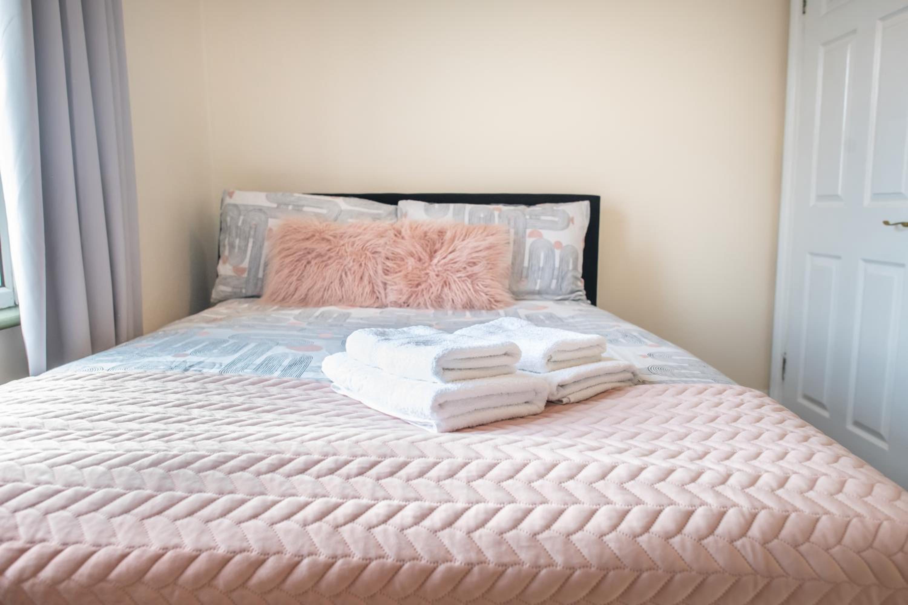 4 Bedroom Flat with high speed Wi-Fi in North Acton, Ealing, West London