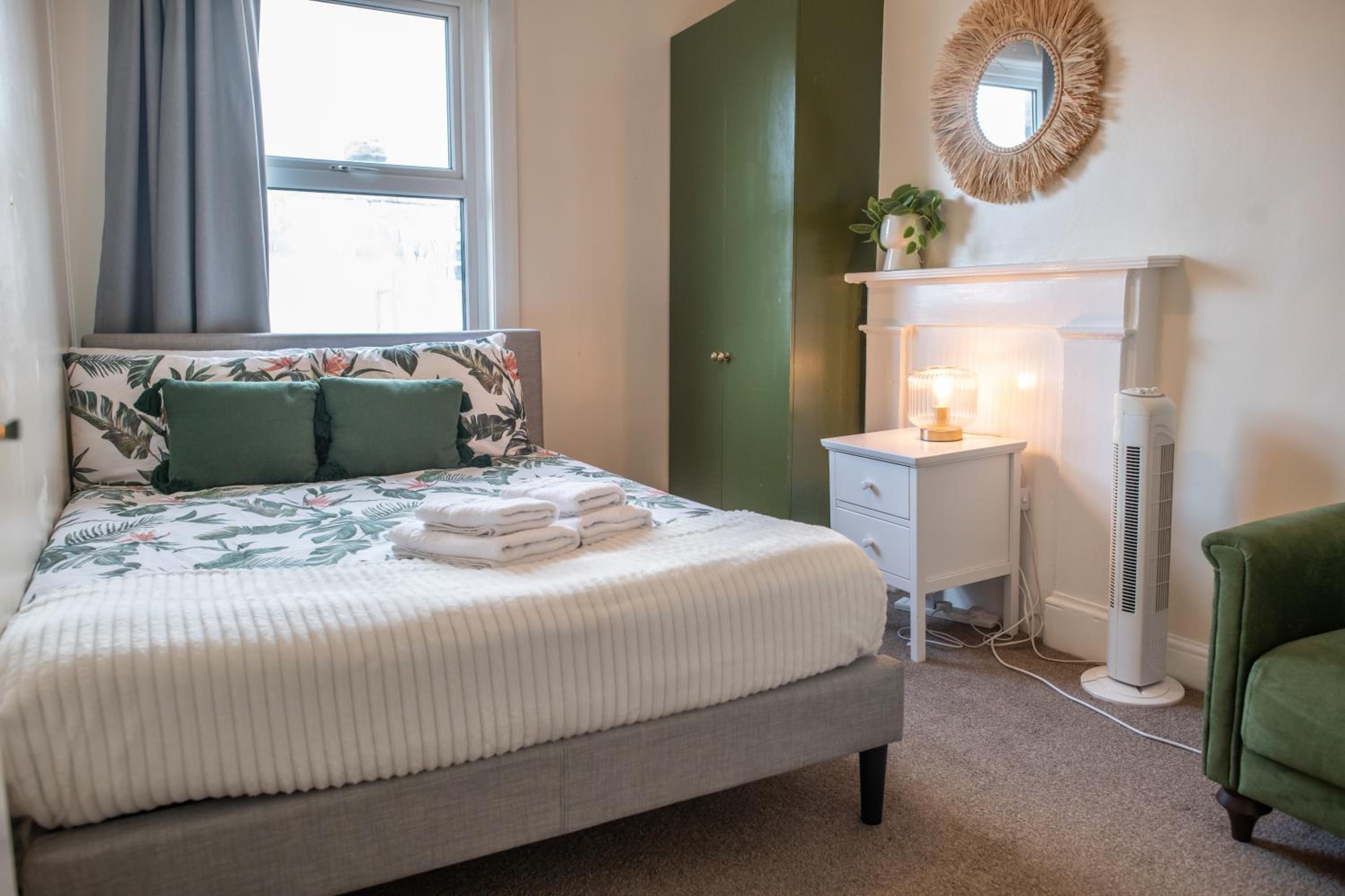 4 Bedroom Flat with high speed Wi-Fi in North Acton, Ealing, West London