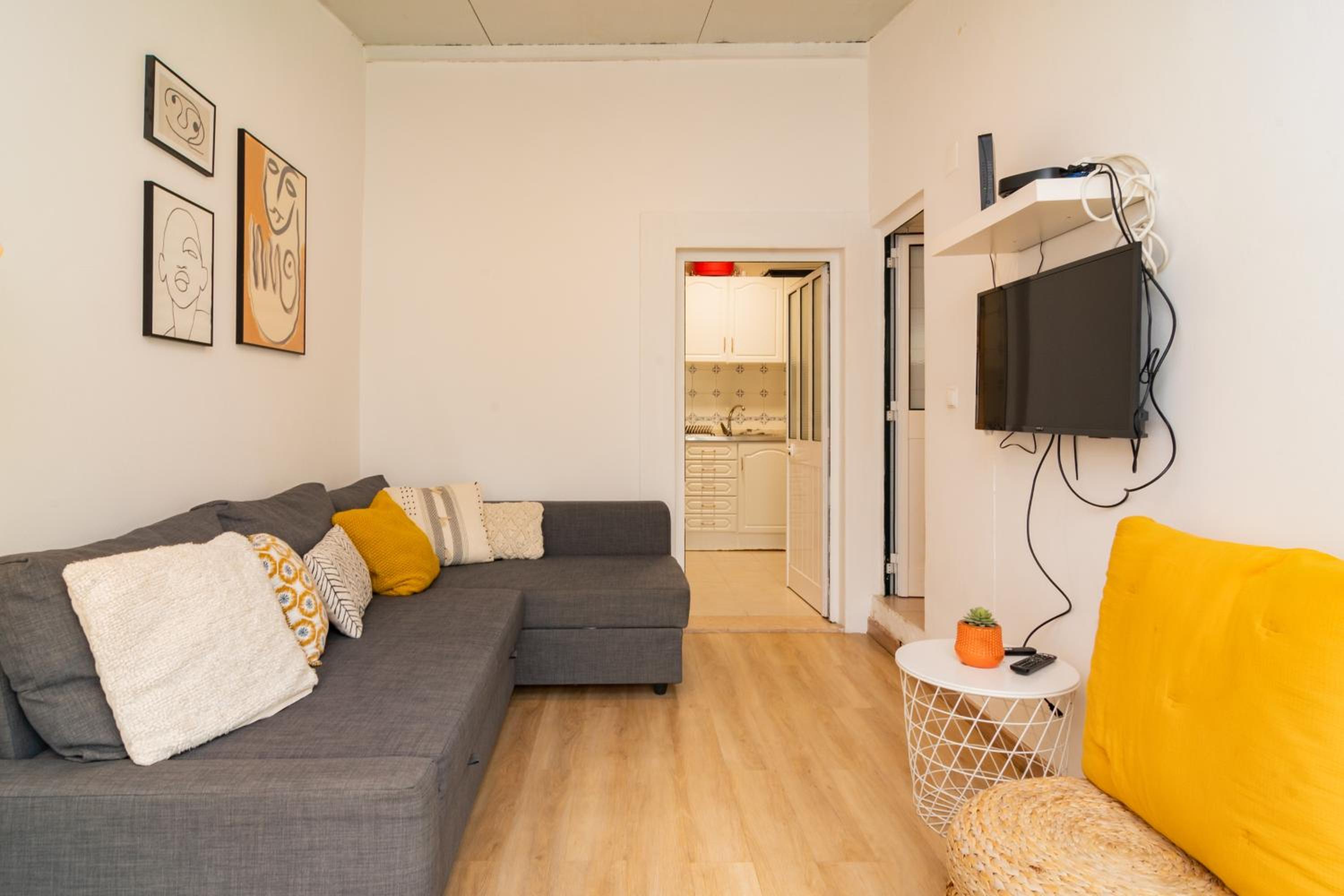 Lovely & Bright Family Flat W/ Patio view 5