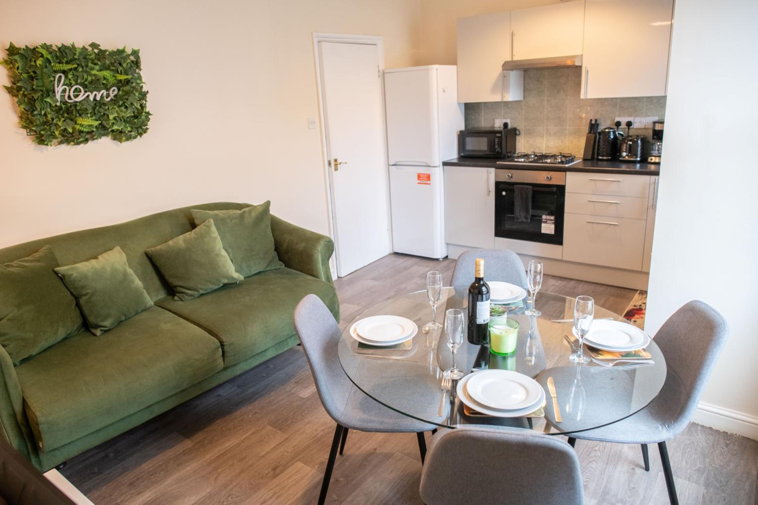 4 Bedroom Flat with high speed Wi-Fi in North Acton, Ealing, West London