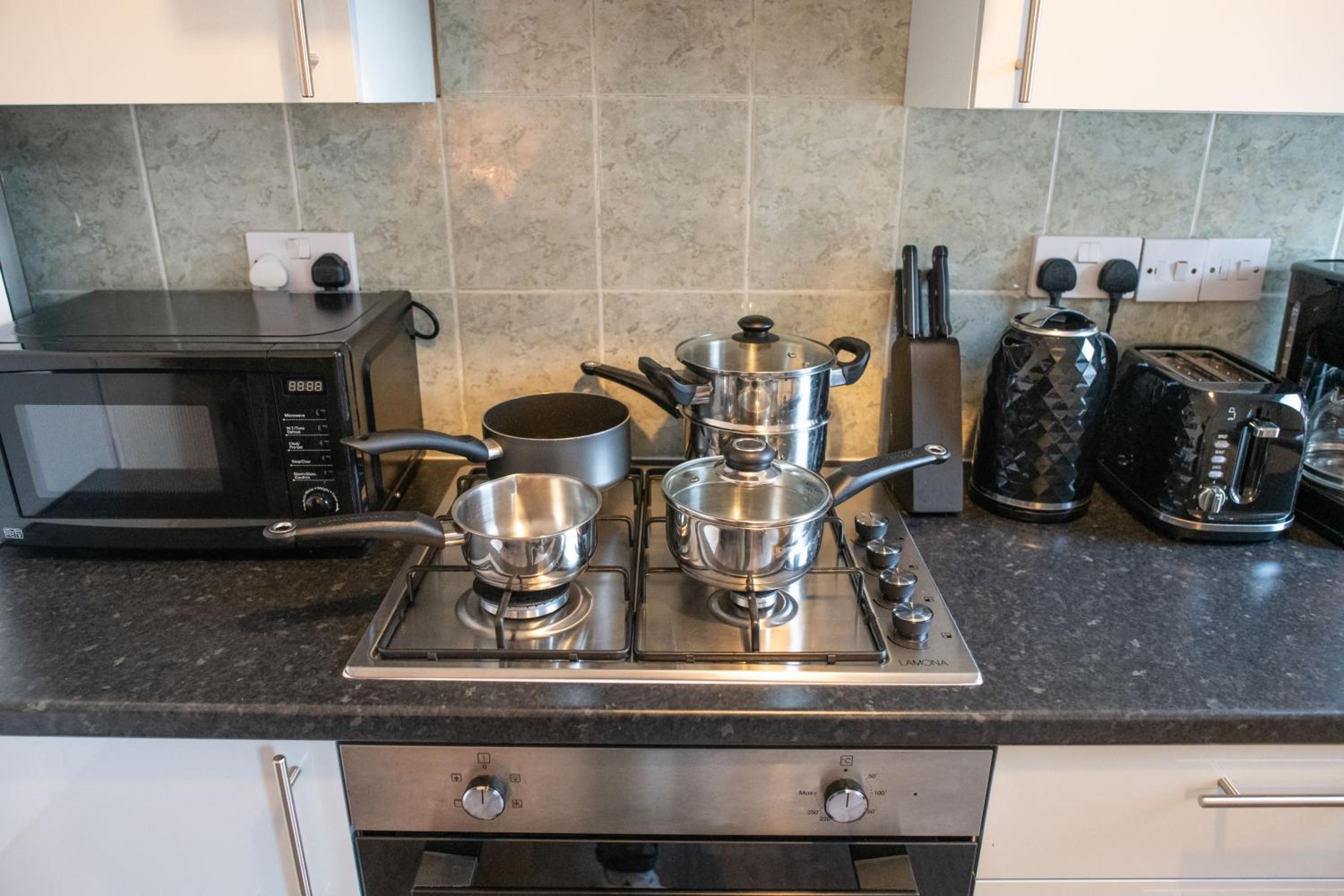 4 Bedroom Flat with high speed Wi-Fi in North Acton, Ealing, West London