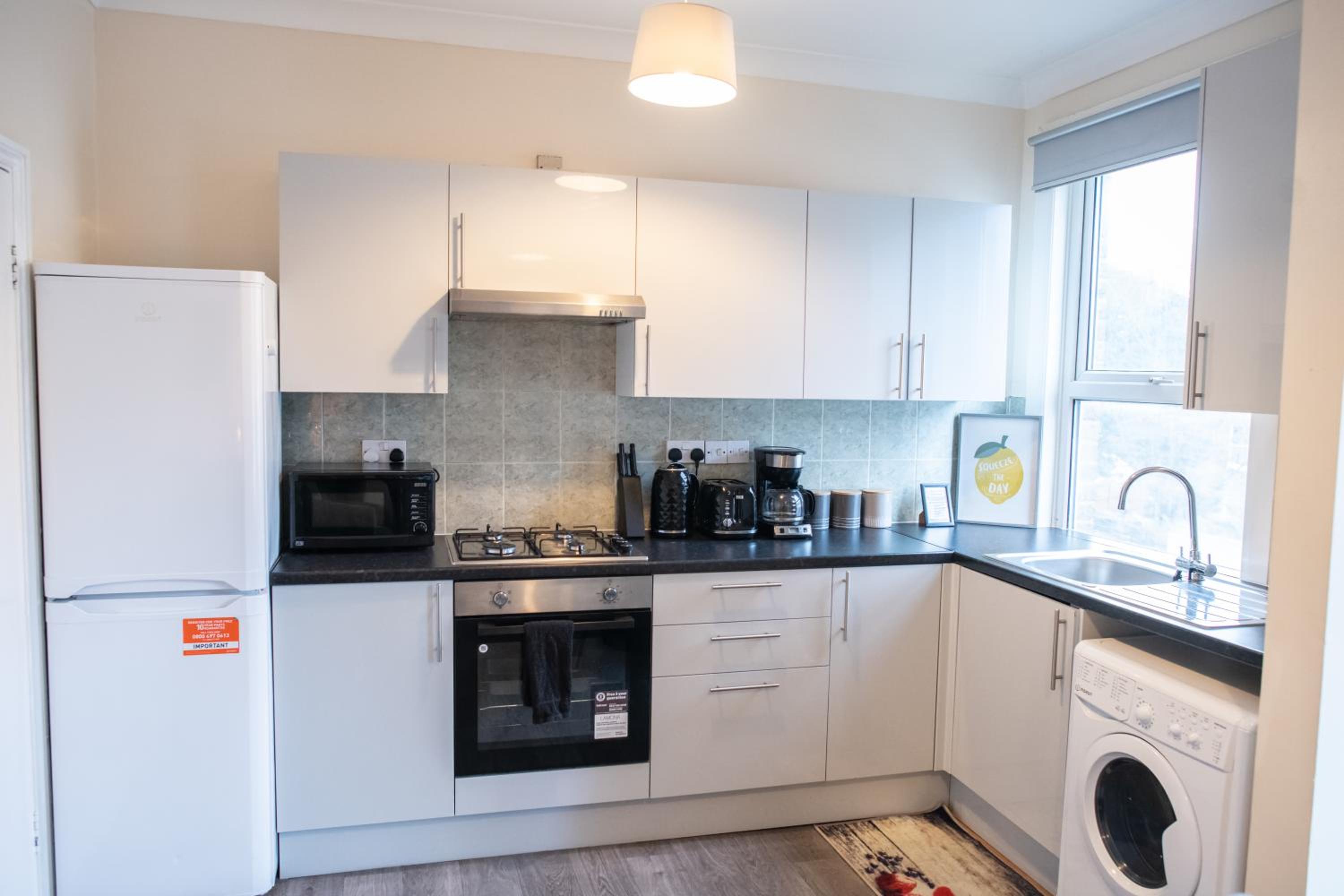 4 Bedroom Flat with high speed Wi-Fi in North Acton, Ealing, West London