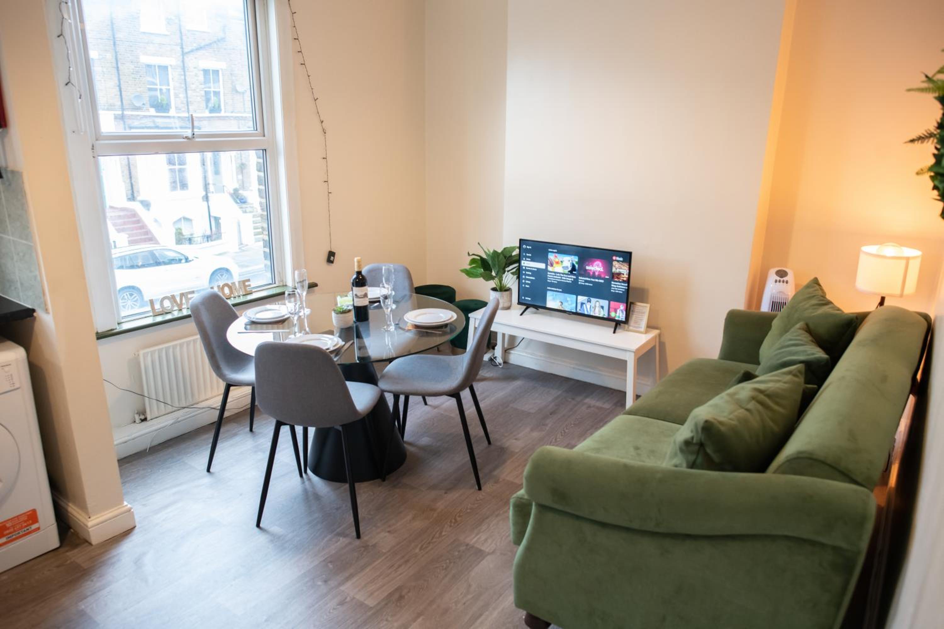 4 Bedroom Flat with high speed Wi-Fi in North Acton, Ealing, West London