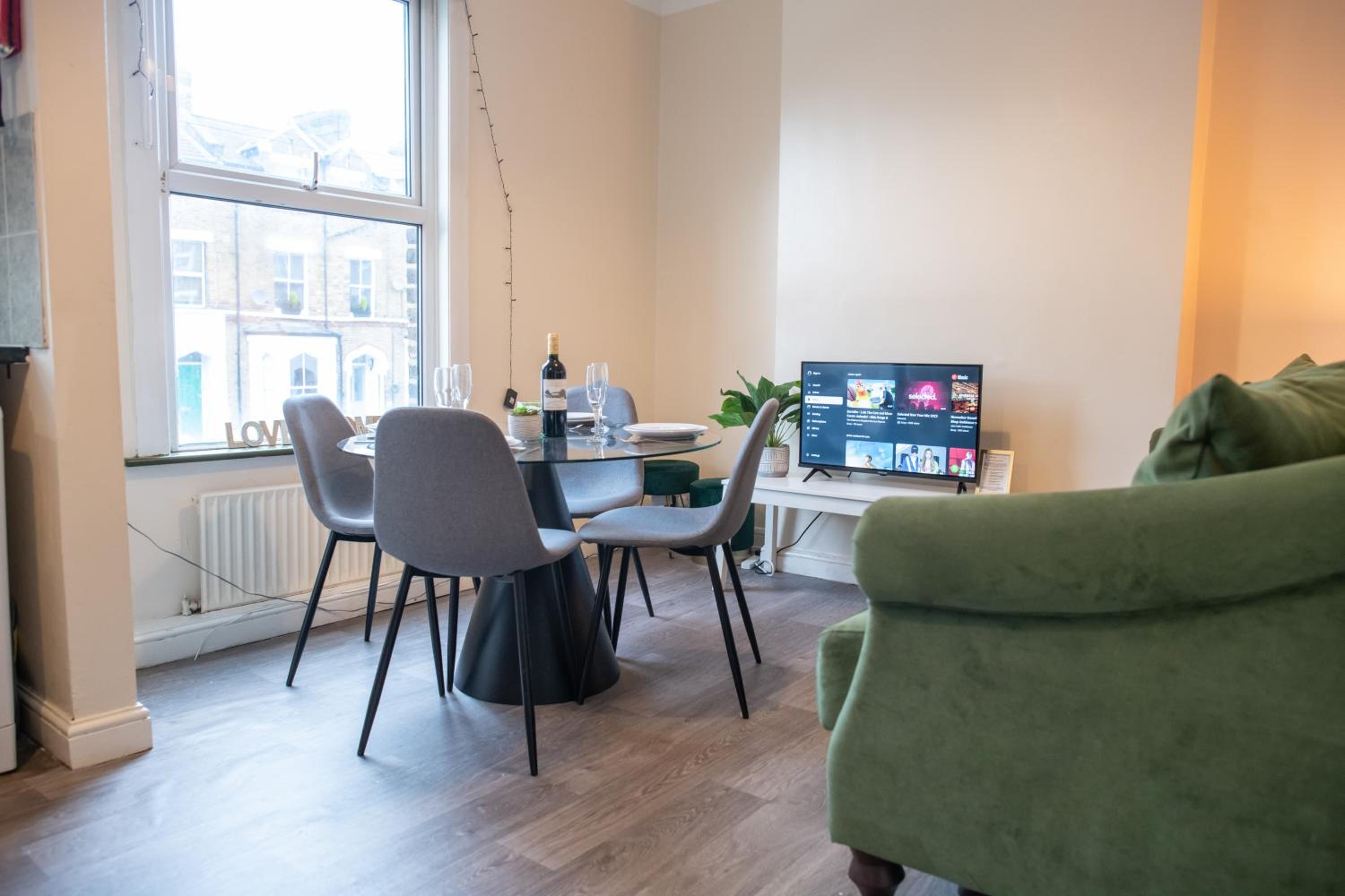 4 Bedroom Flat with high speed Wi-Fi in North Acton, Ealing, West London