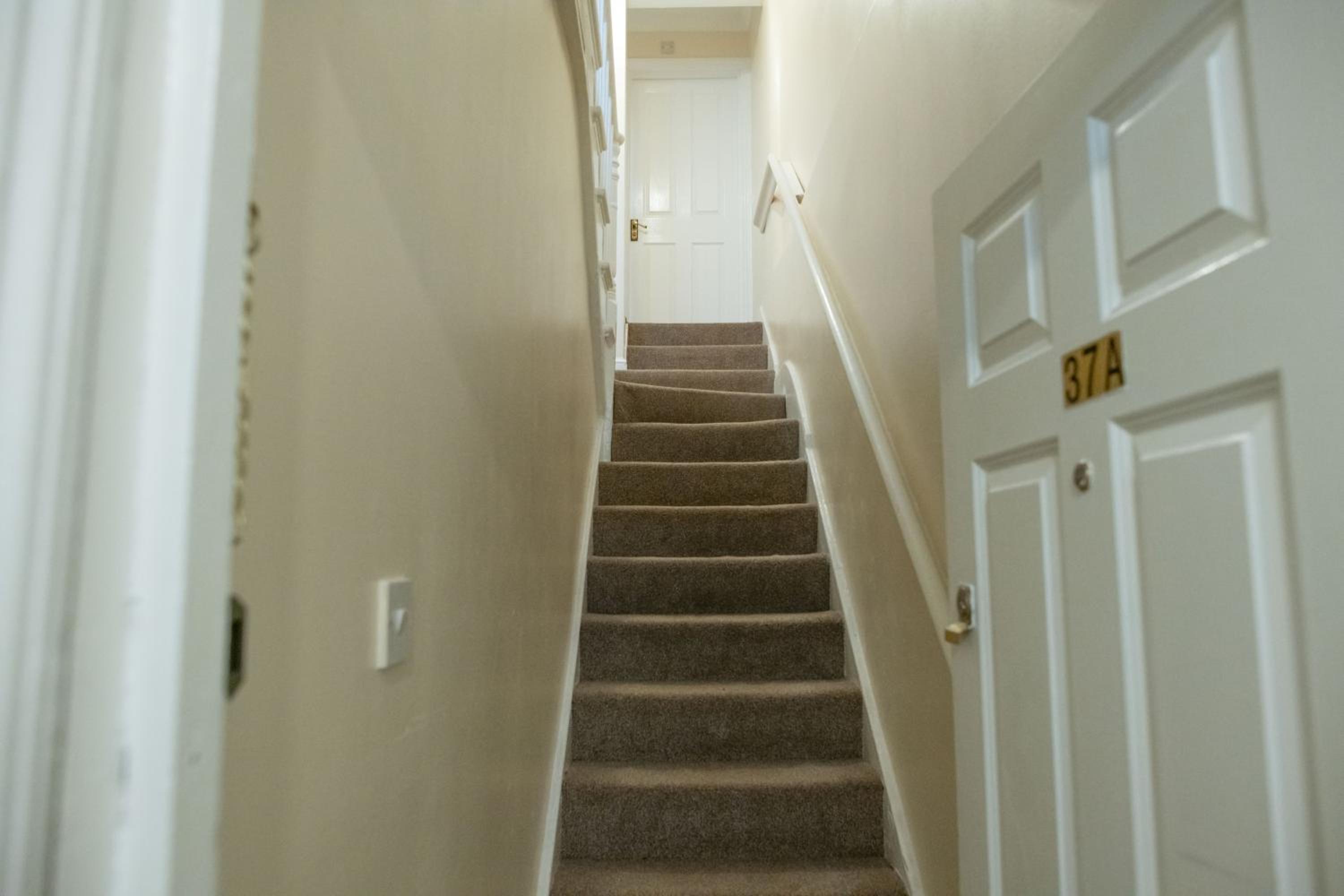 4 Bedroom Flat with high speed Wi-Fi in North Acton, Ealing, West London