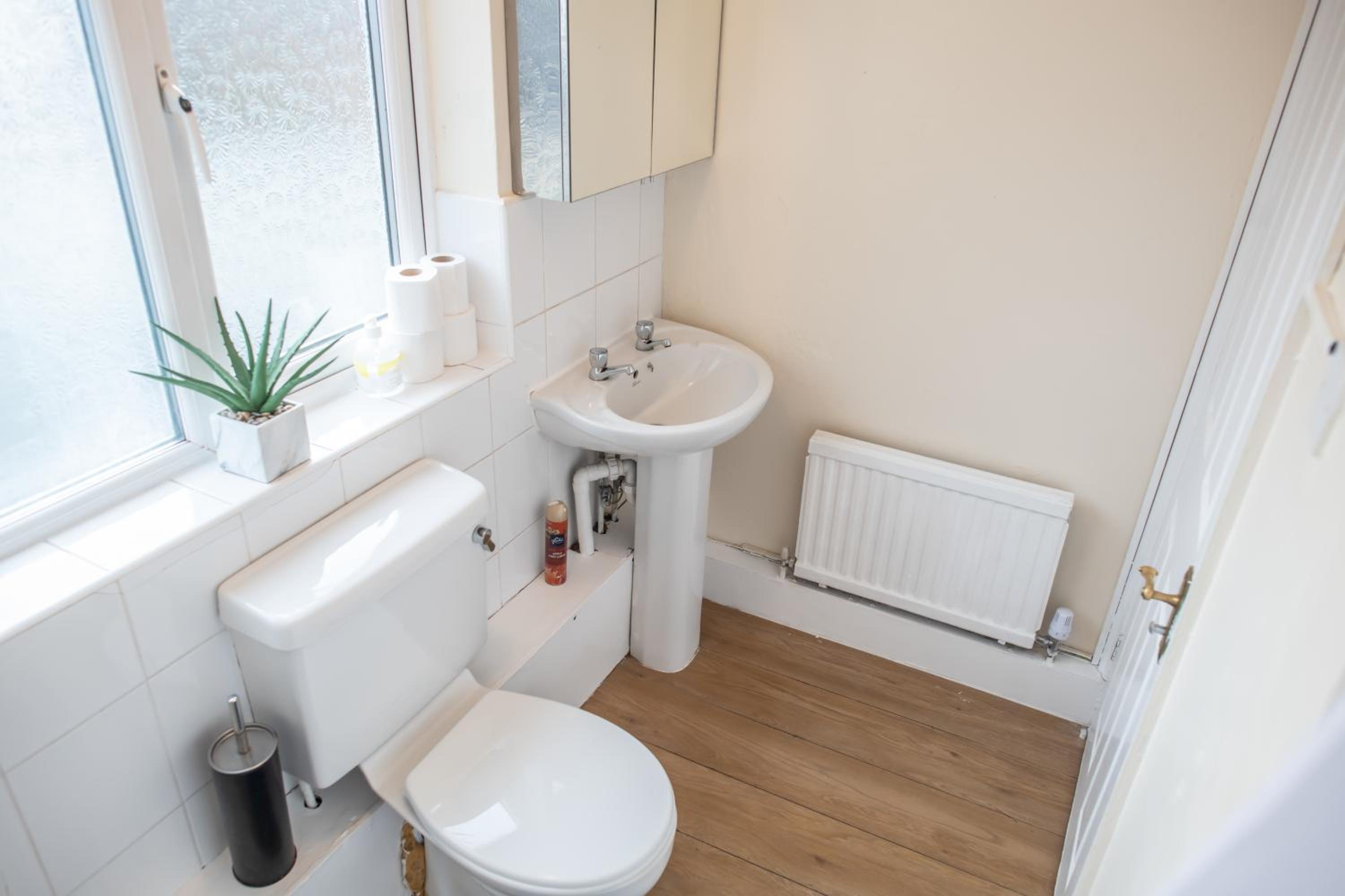 4 Bedroom Flat with high speed Wi-Fi in North Acton, Ealing, West London