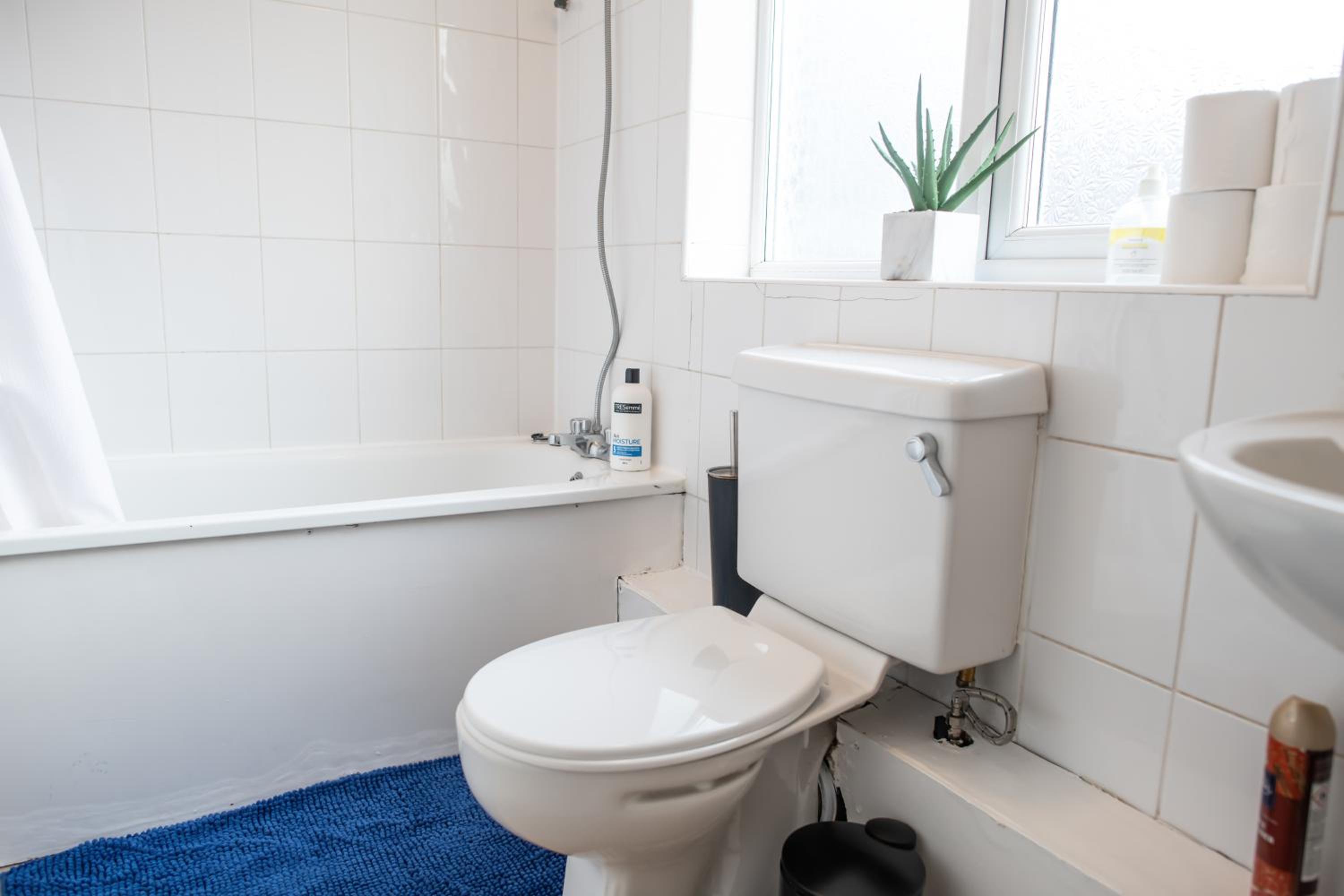 4 Bedroom Flat with high speed Wi-Fi in North Acton, Ealing, West London
