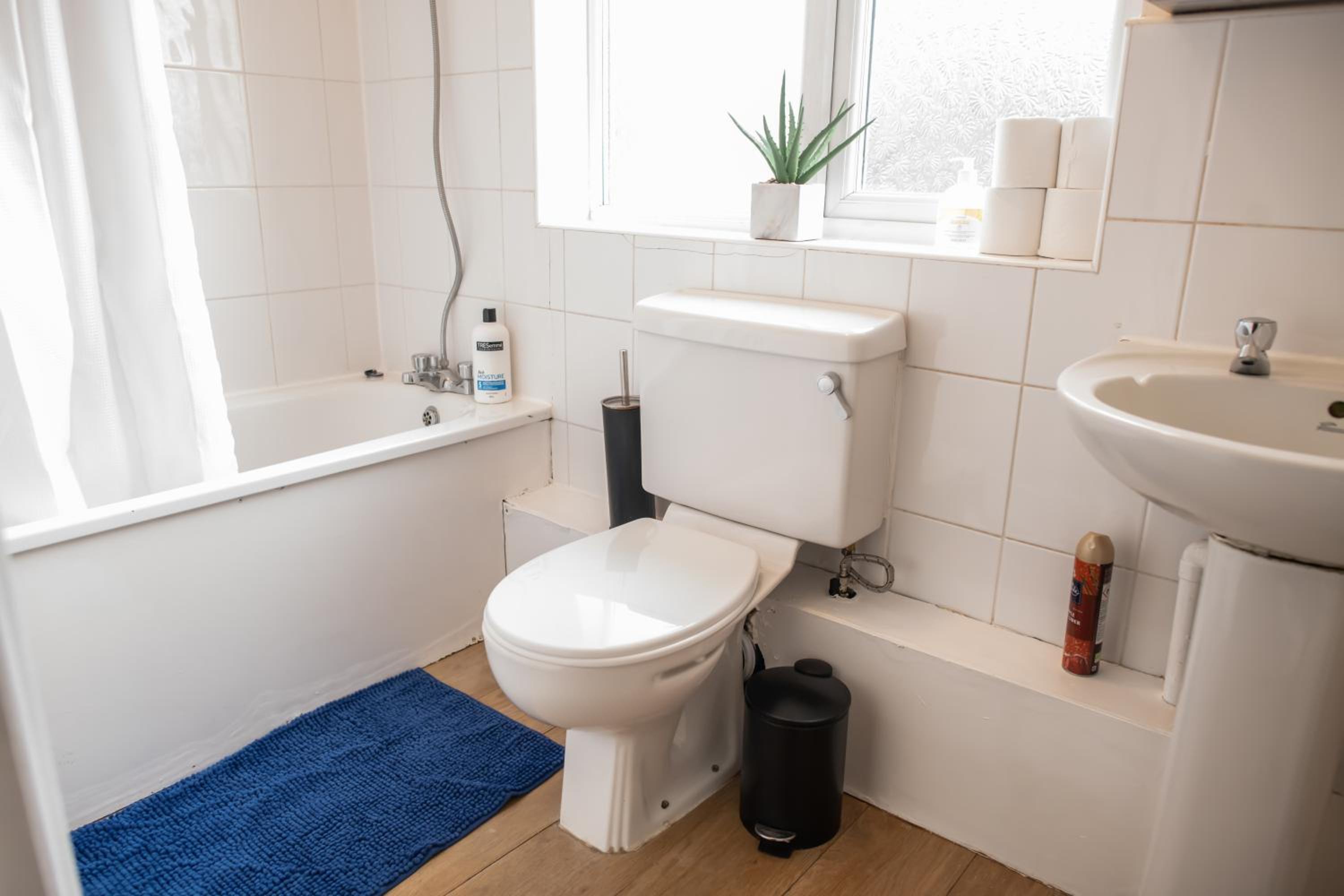 4 Bedroom Flat with high speed Wi-Fi in North Acton, Ealing, West London