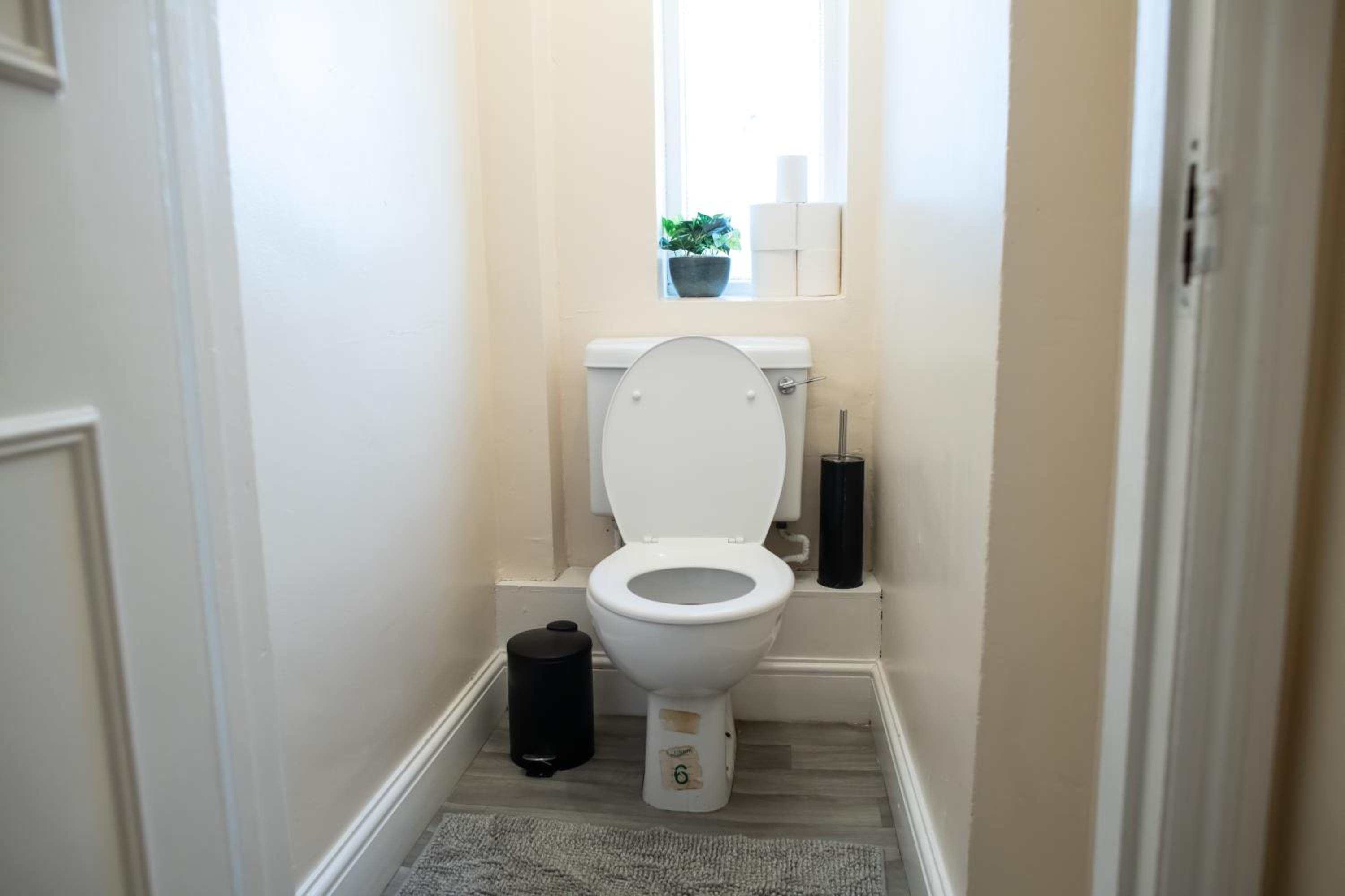 4 Bedroom Flat with high speed Wi-Fi in North Acton, Ealing, West London