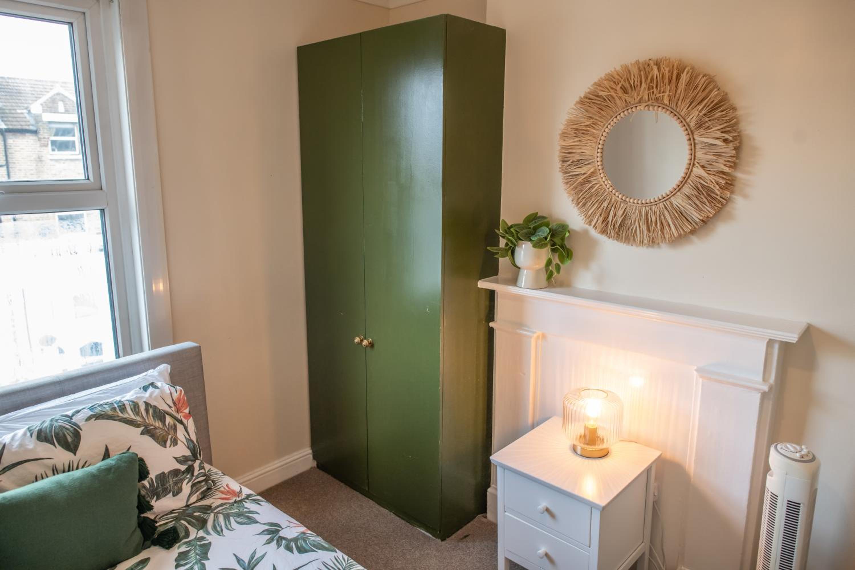 4 Bedroom Flat with high speed Wi-Fi in North Acton, Ealing, West London
