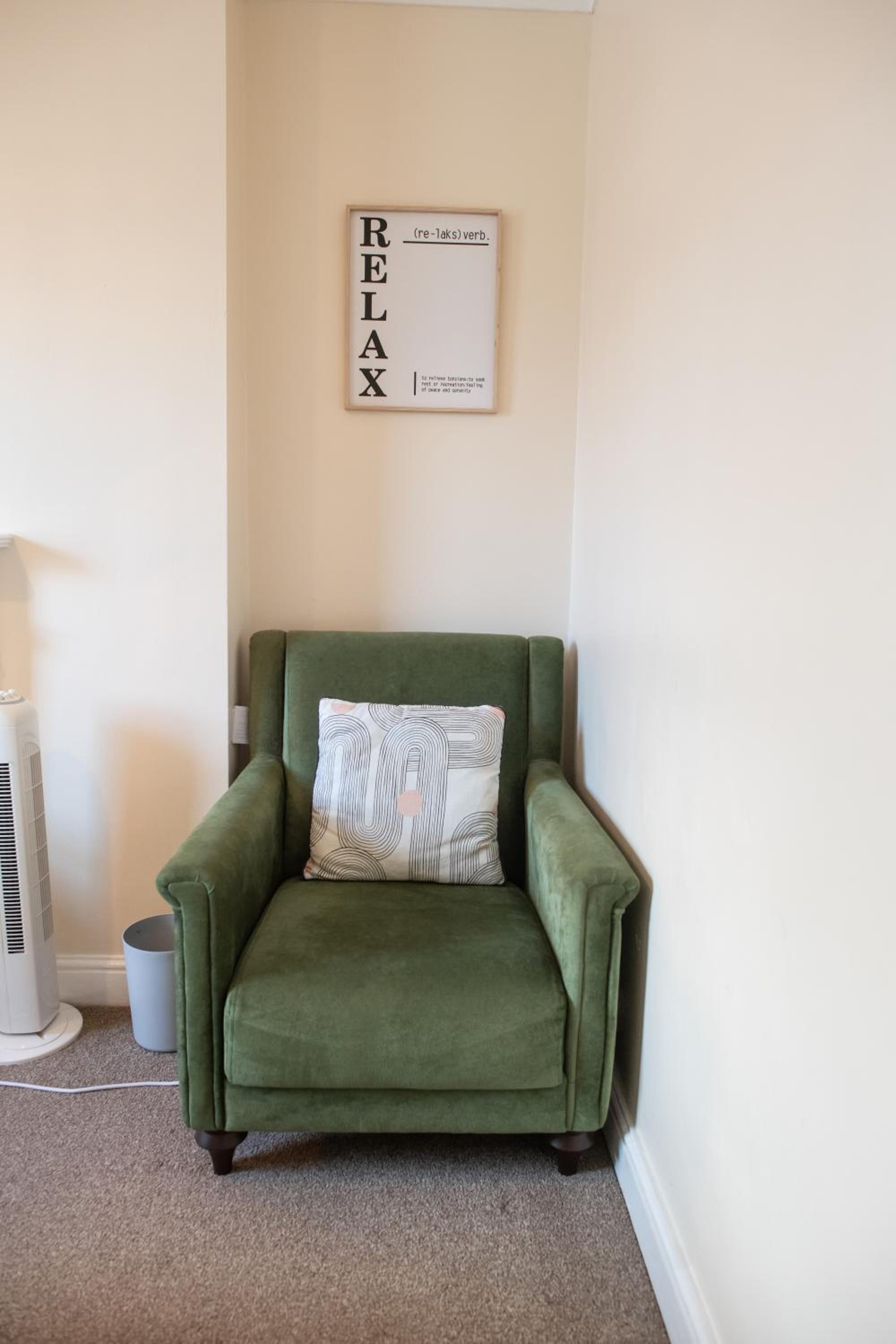 4 Bedroom Flat with high speed Wi-Fi in North Acton, Ealing, West London
