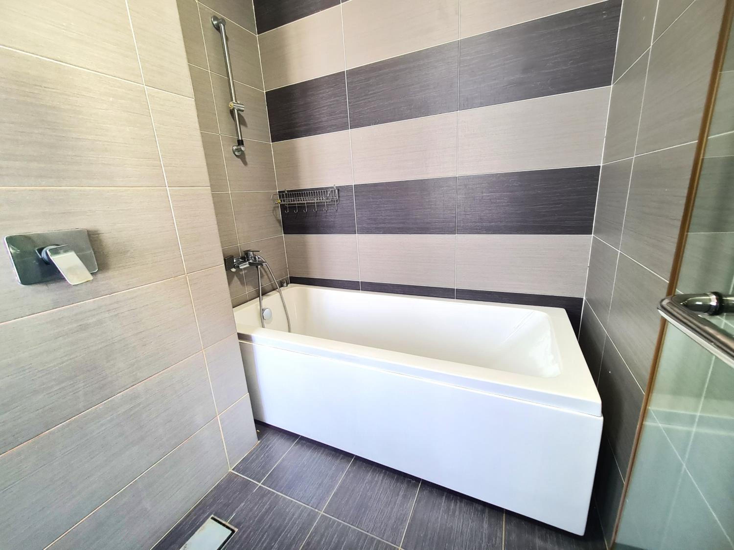 KSL D'Esplanade Residence 4 bedrooms dinosaur water park view High Floor Free WiFi KSL city mall Johor Bahru by GDRAGON HomeStay