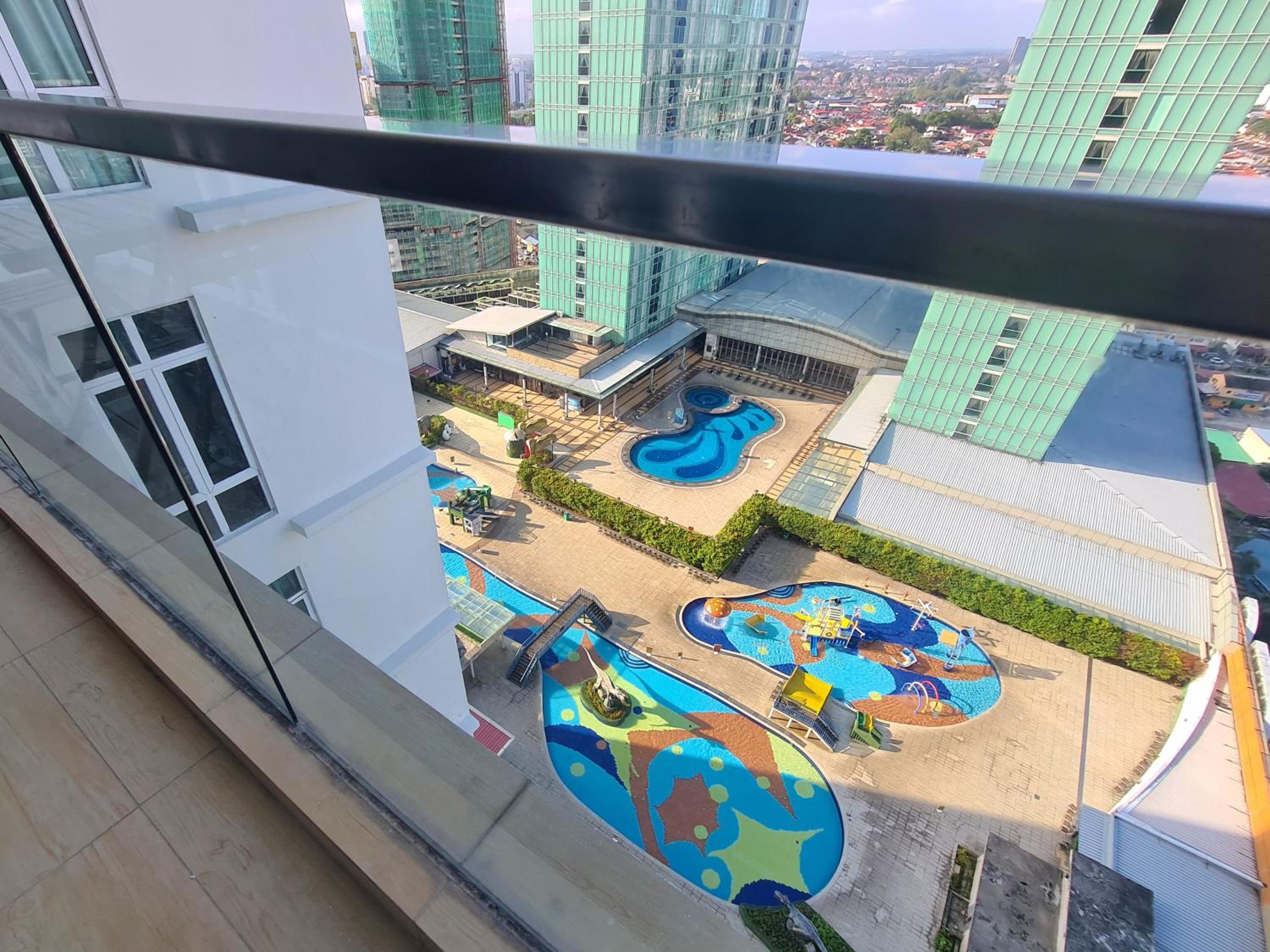 KSL D'Esplanade Residence 4 bedrooms dinosaur water park view High Floor Free WiFi KSL city mall Johor Bahru by GDRAGON HomeStay