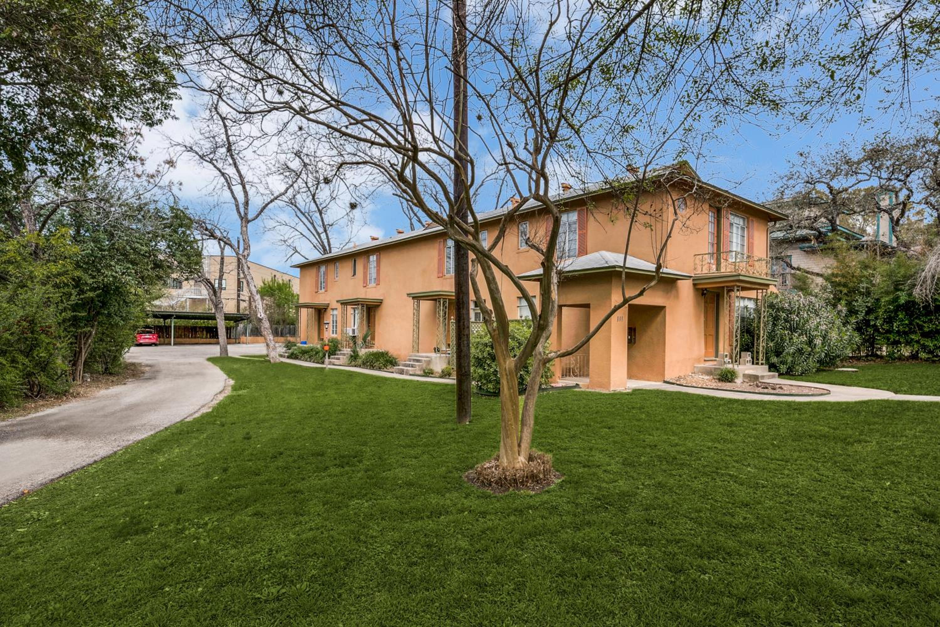Exclusive Historical Townhome: serene and cozy view 2