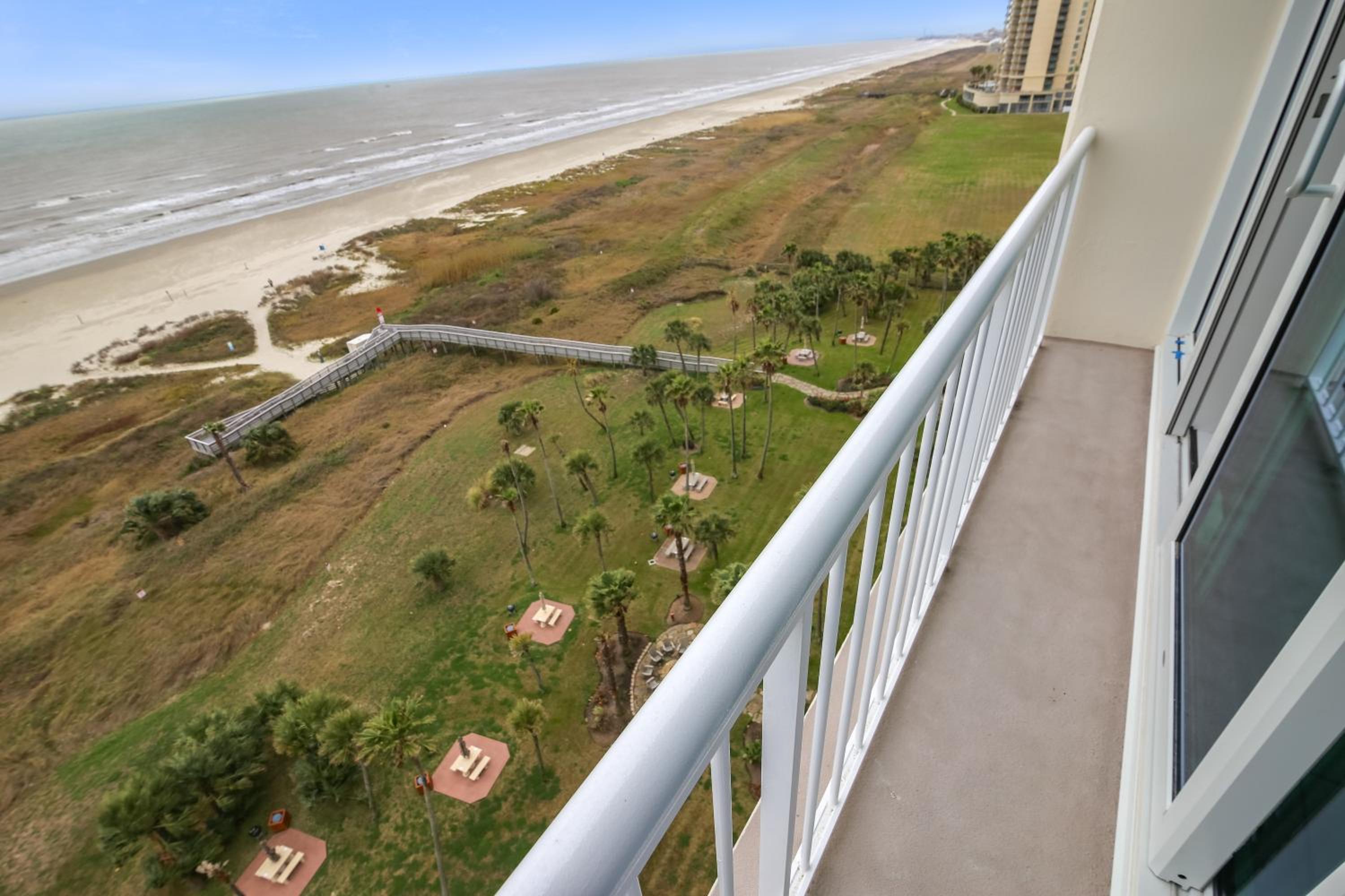 Galvestonian 1002-Beachfront Getaway