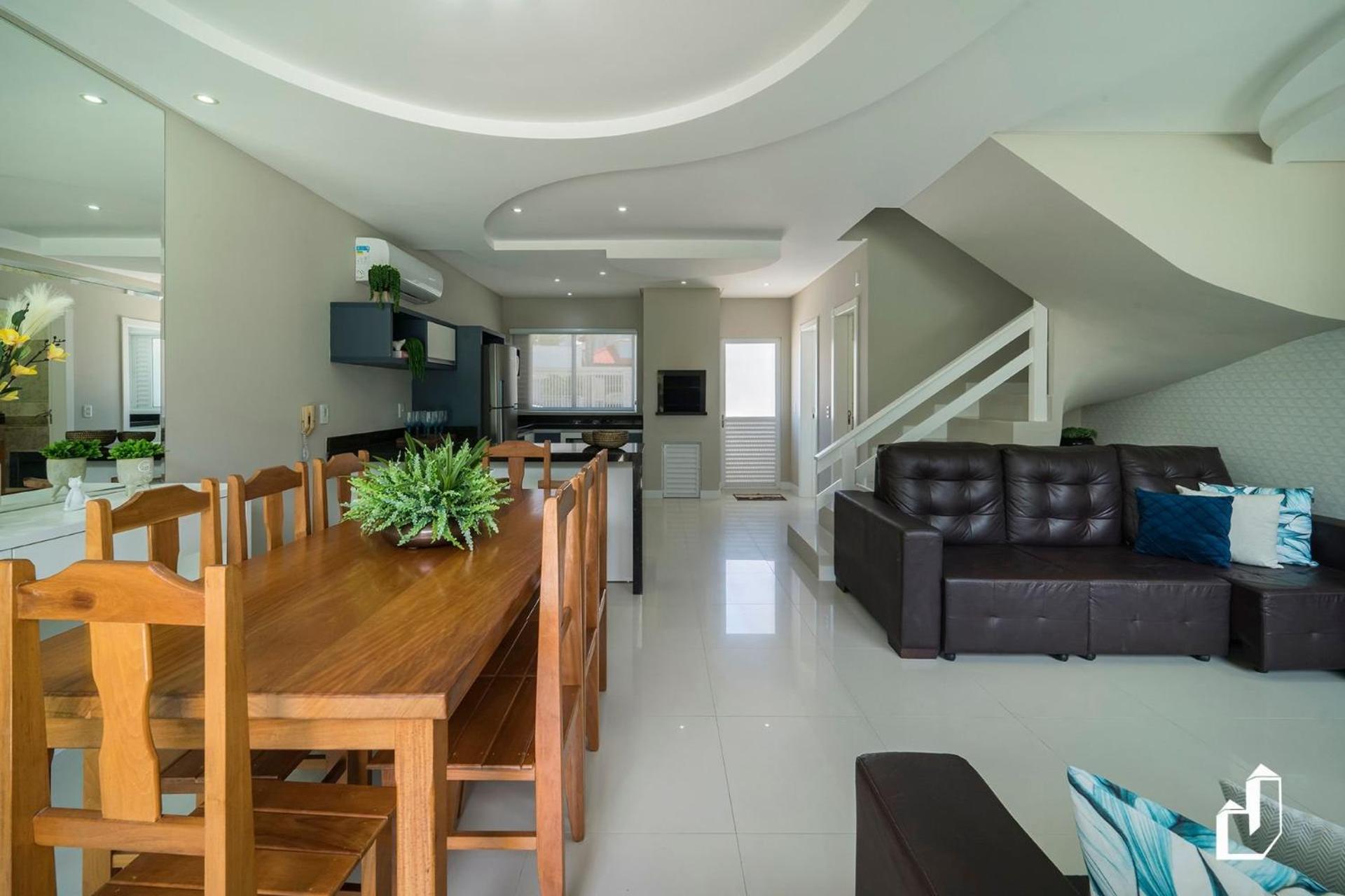 Duplex com piscina à beira mar e 03 suítes