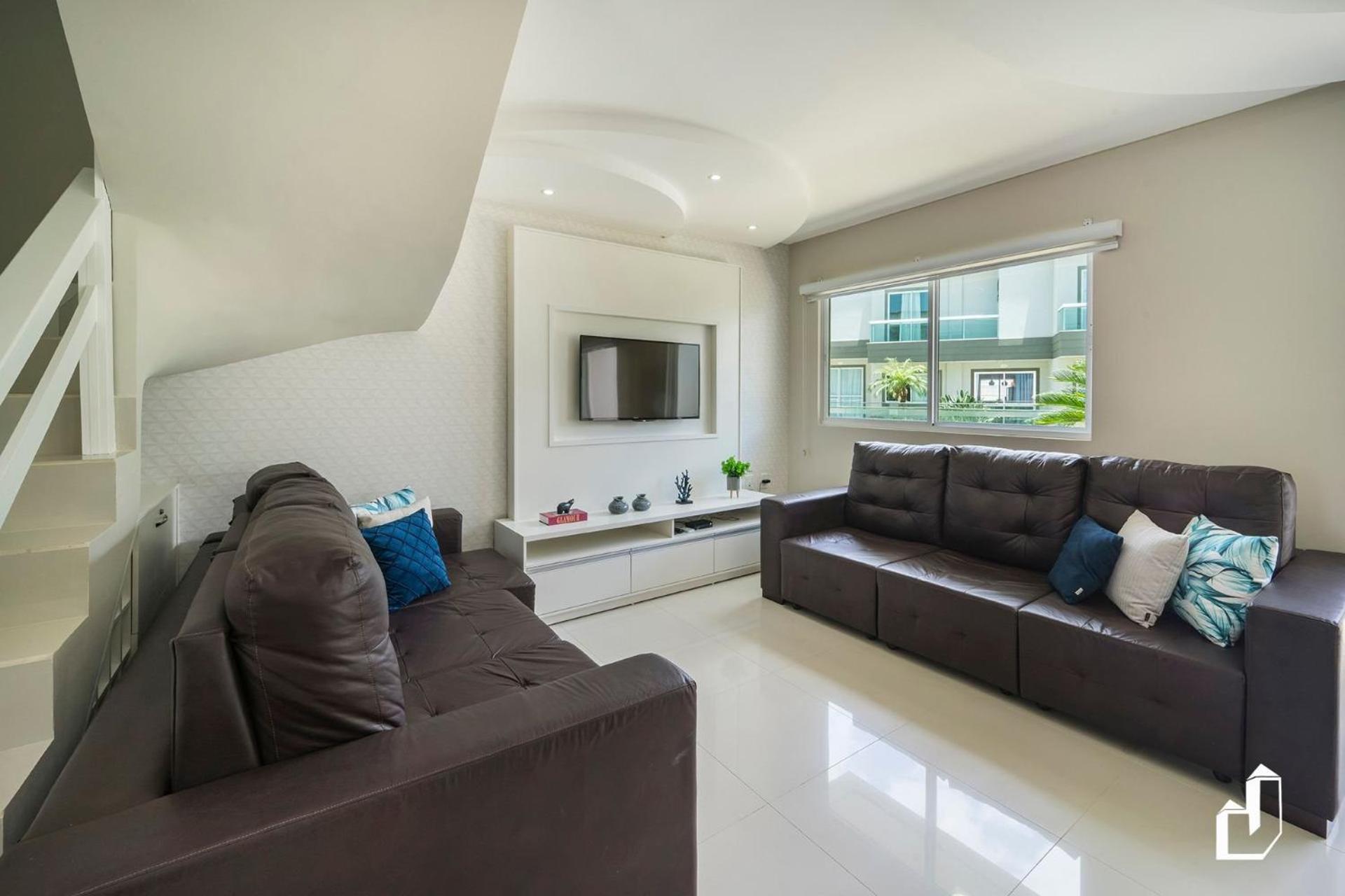 Duplex com piscina à beira mar e 03 suítes