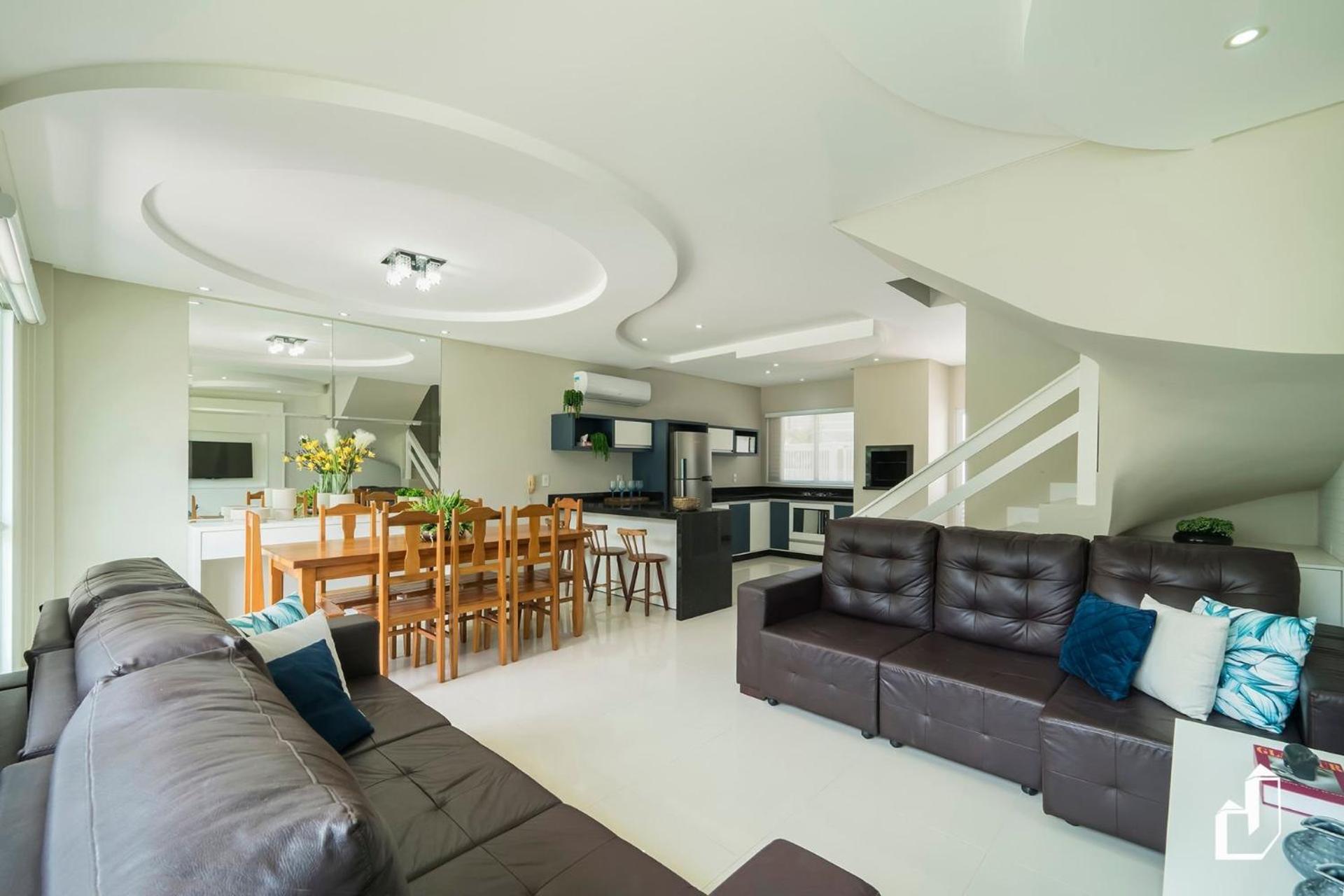 Duplex com piscina à beira mar e 03 suítes