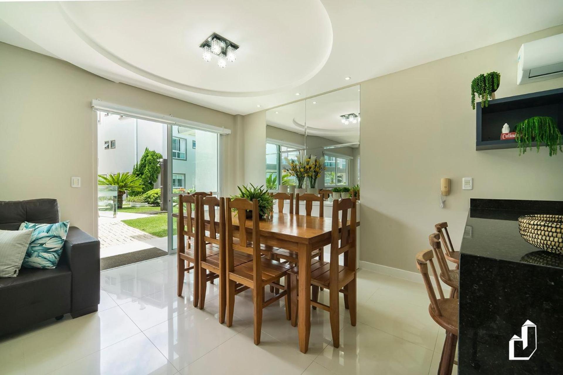 Duplex com piscina à beira mar e 03 suítes