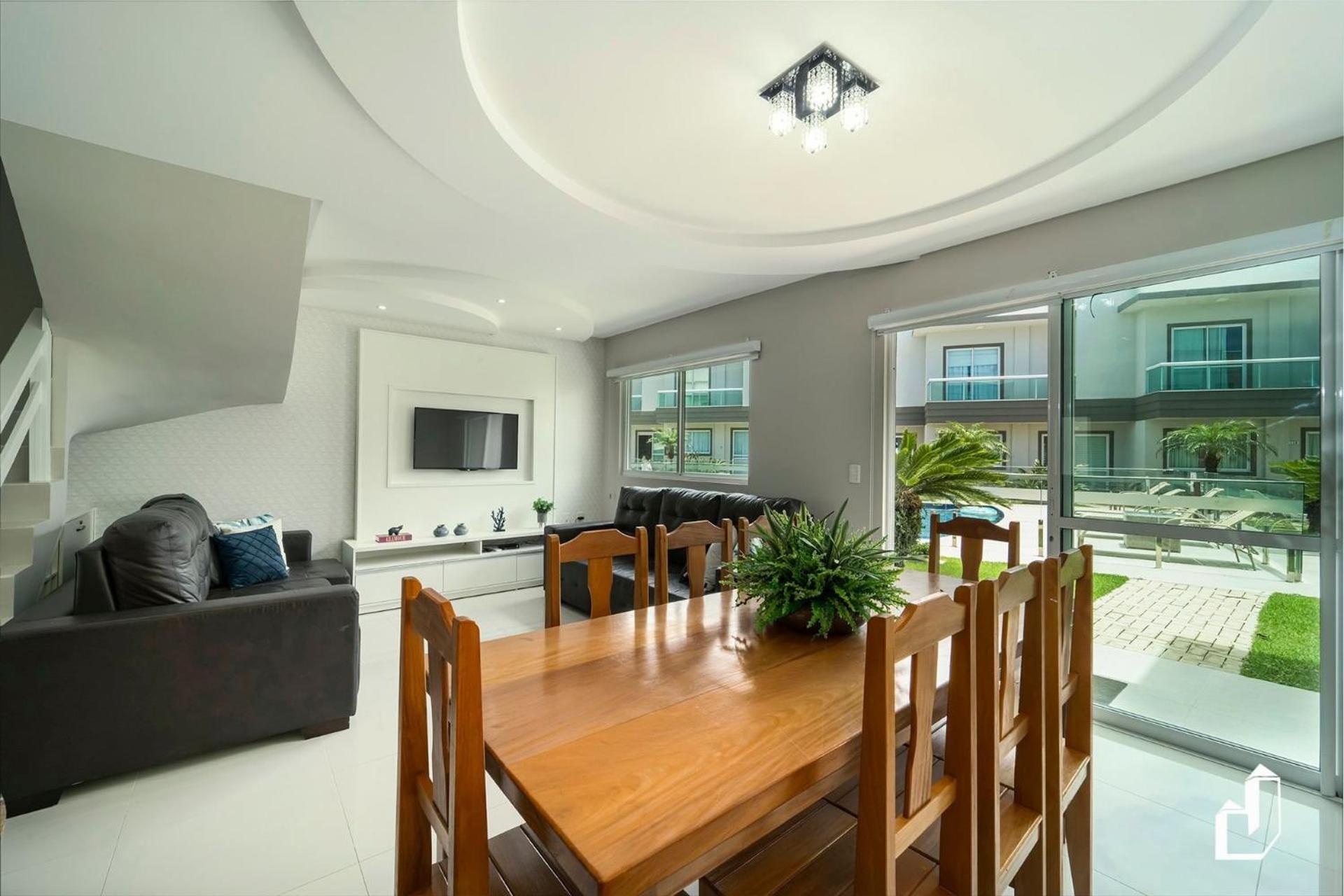 Duplex com piscina à beira mar e 03 suítes