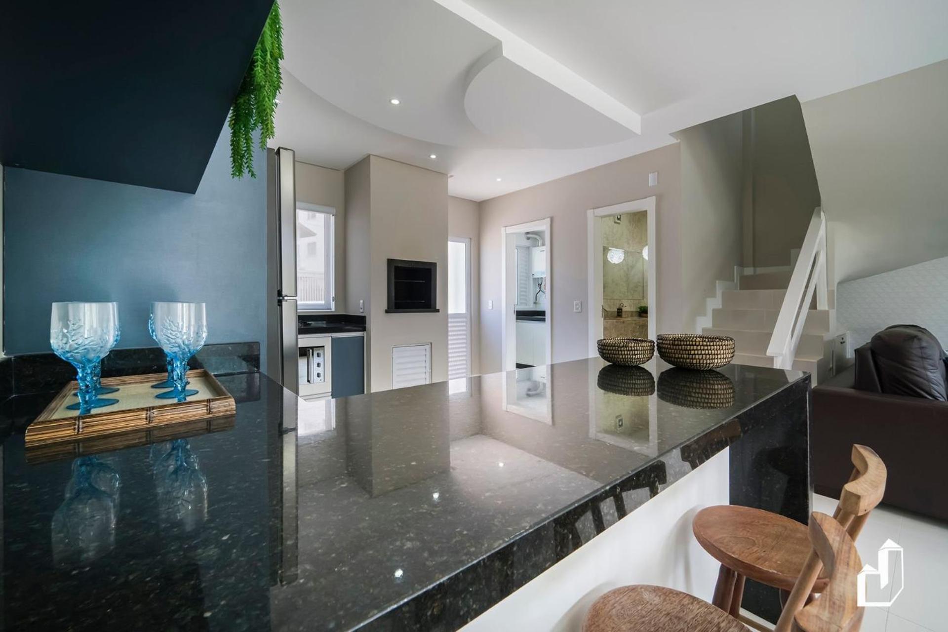 Duplex com piscina à beira mar e 03 suítes