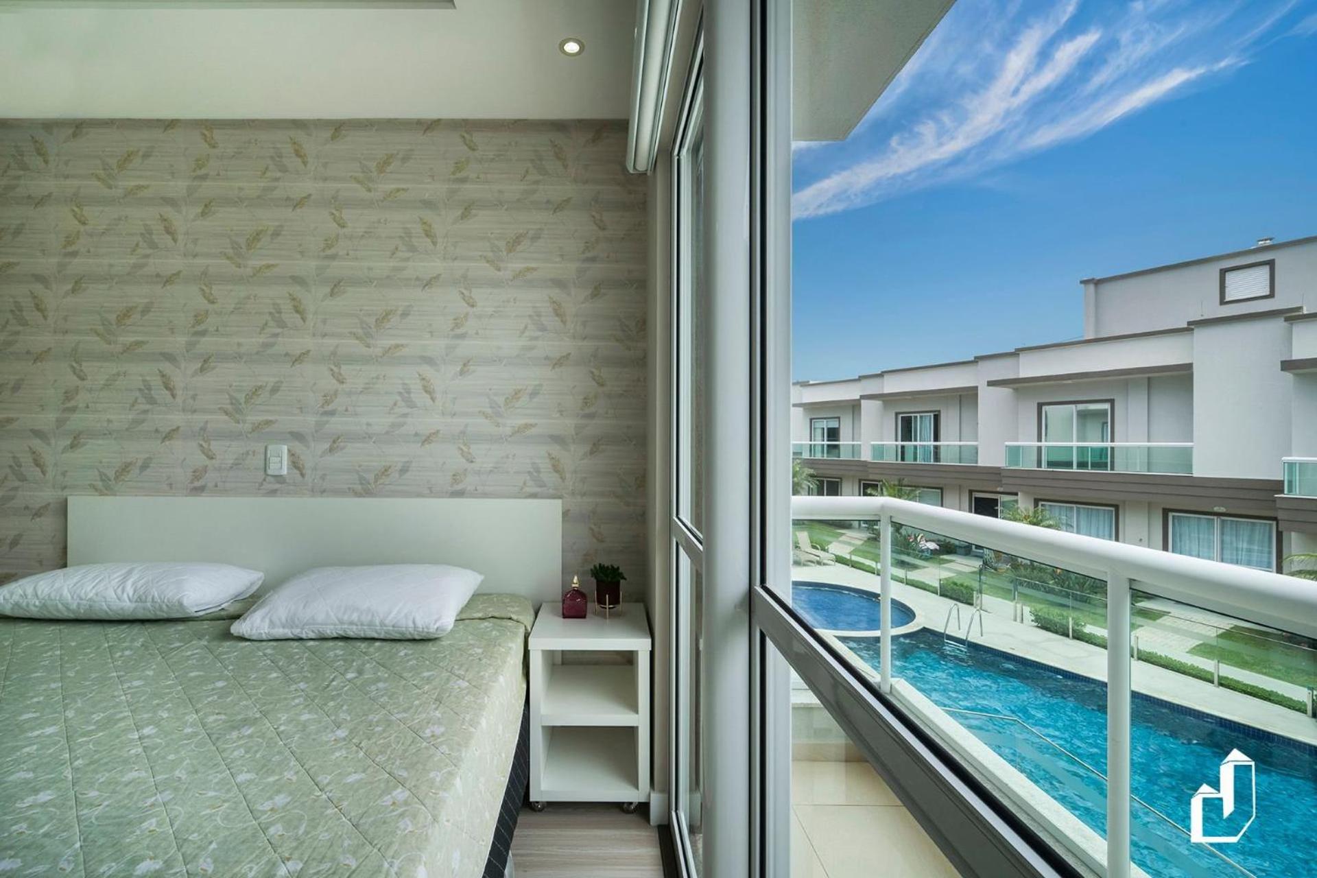 Duplex com piscina à beira mar e 03 suítes