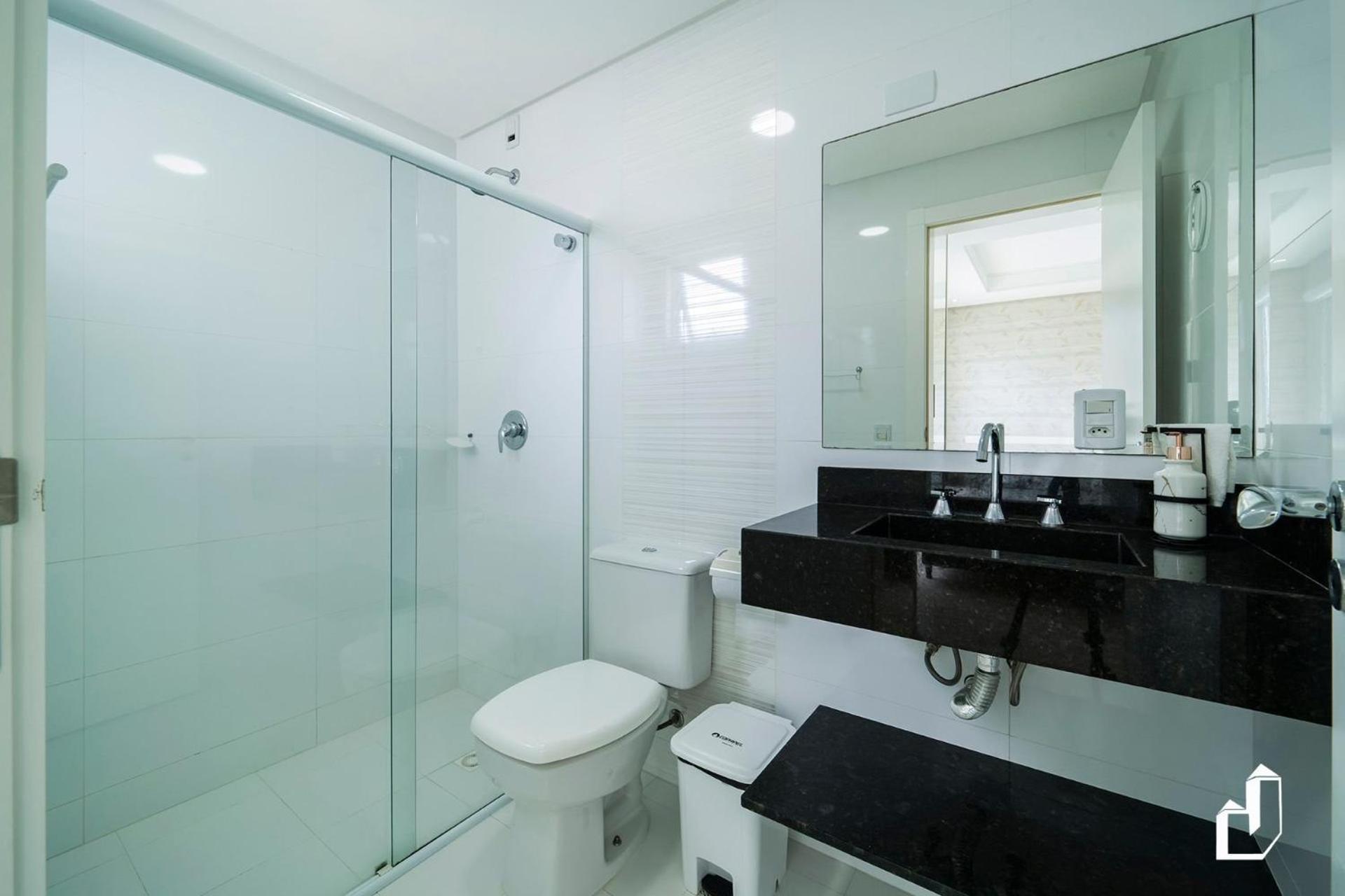Duplex com piscina à beira mar e 03 suítes