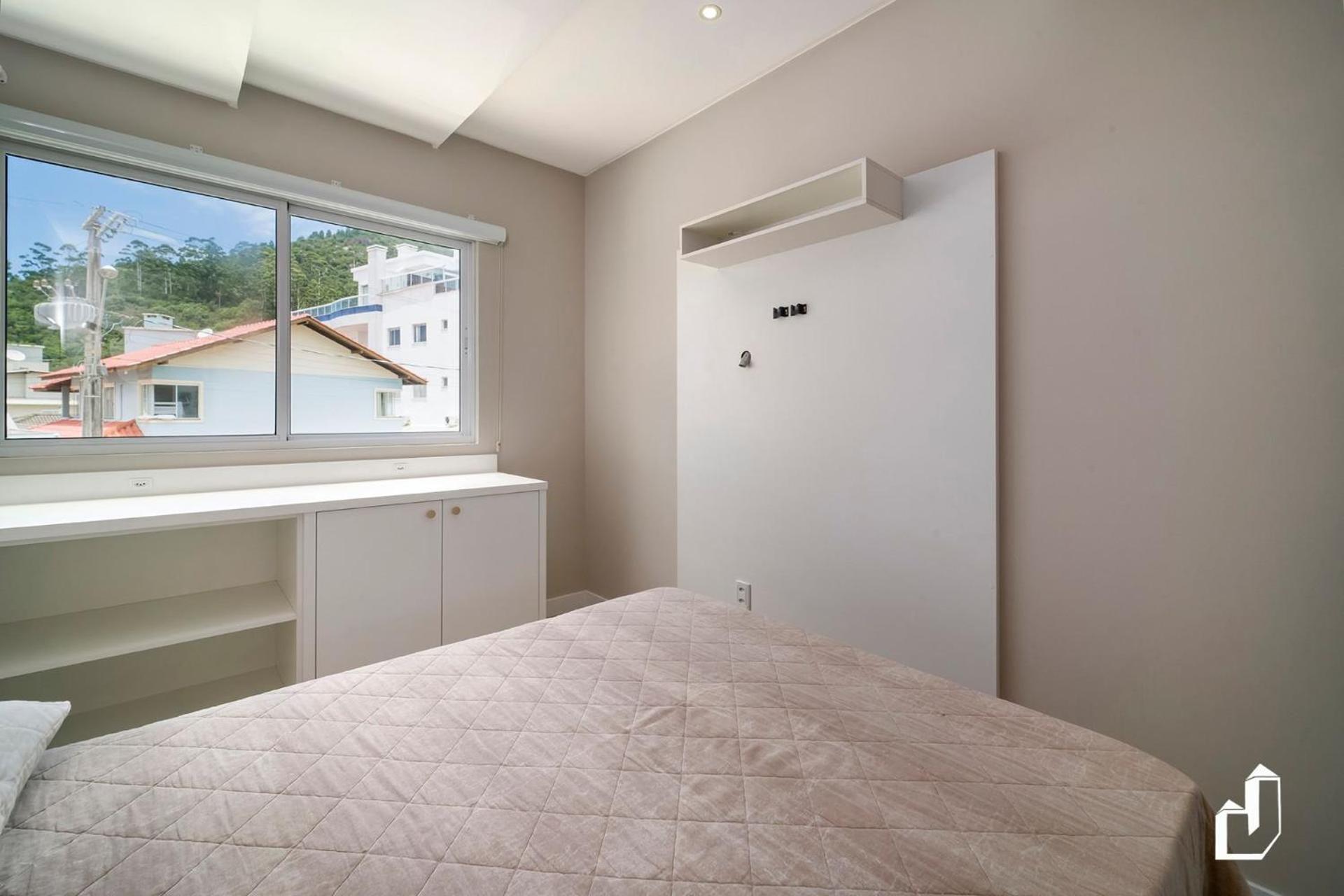 Duplex com piscina à beira mar e 03 suítes