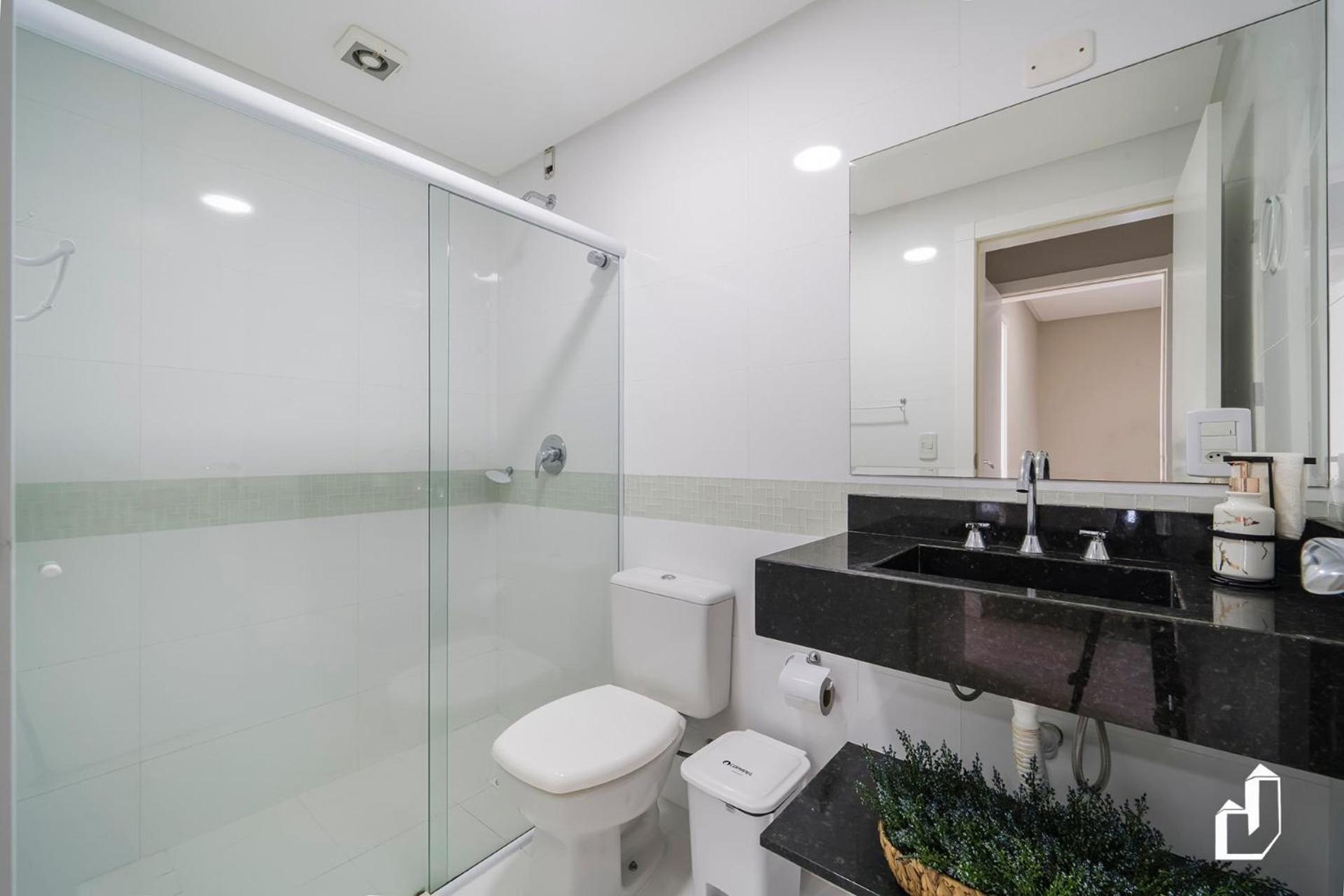 Duplex com piscina à beira mar e 03 suítes