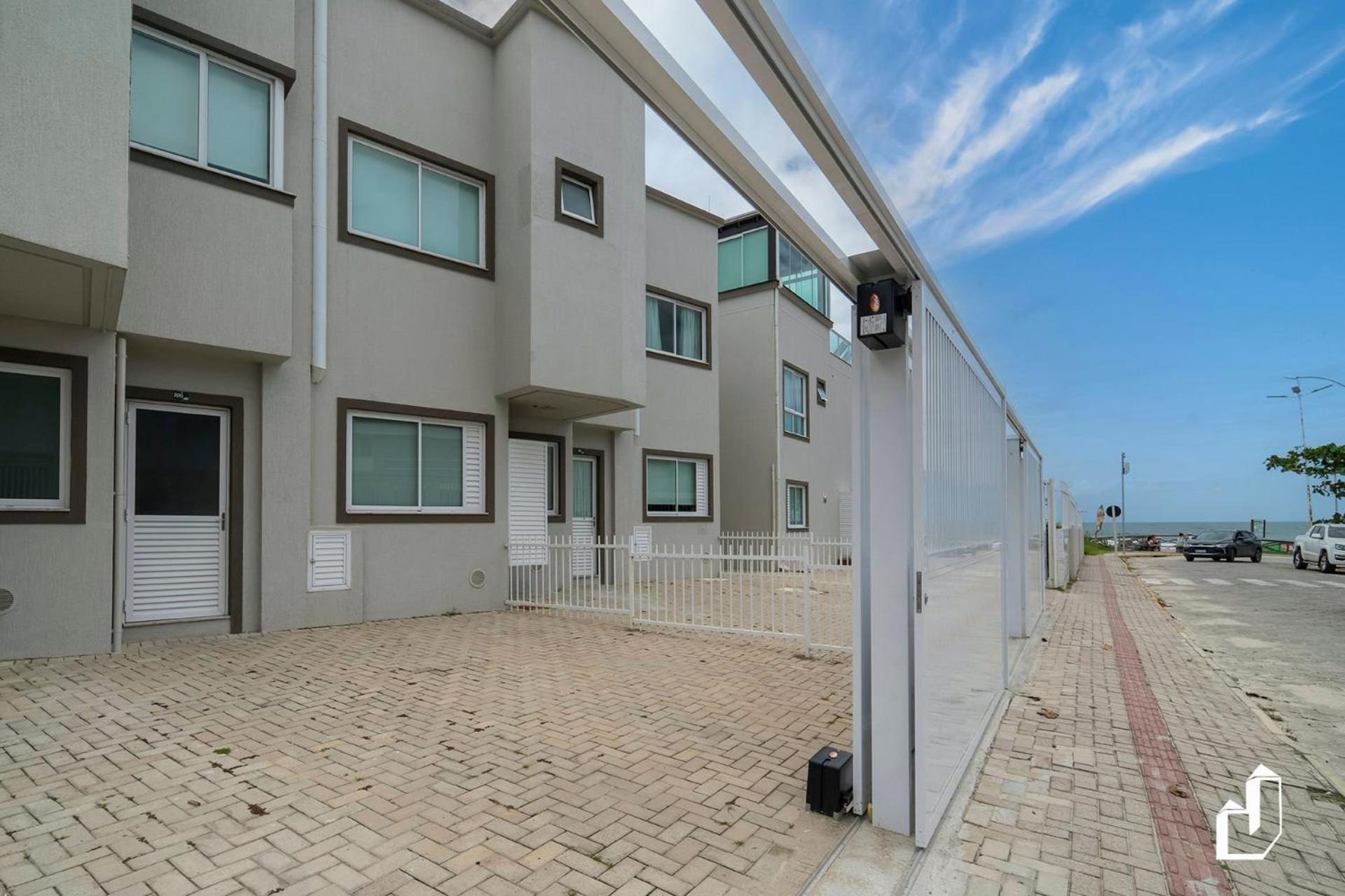 Duplex com piscina à beira mar e 03 suítes