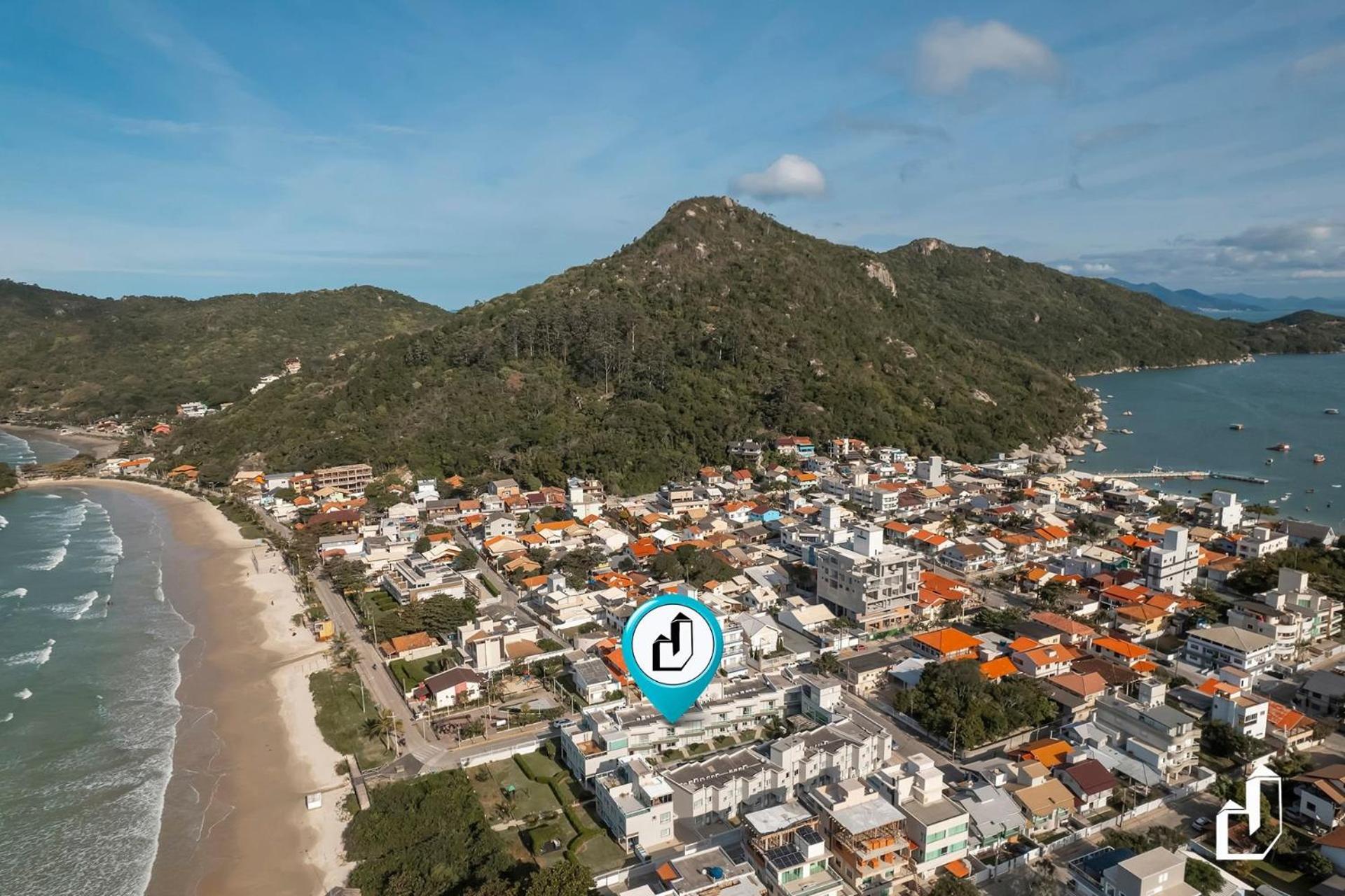 Duplex com piscina à beira mar e 03 suítes
