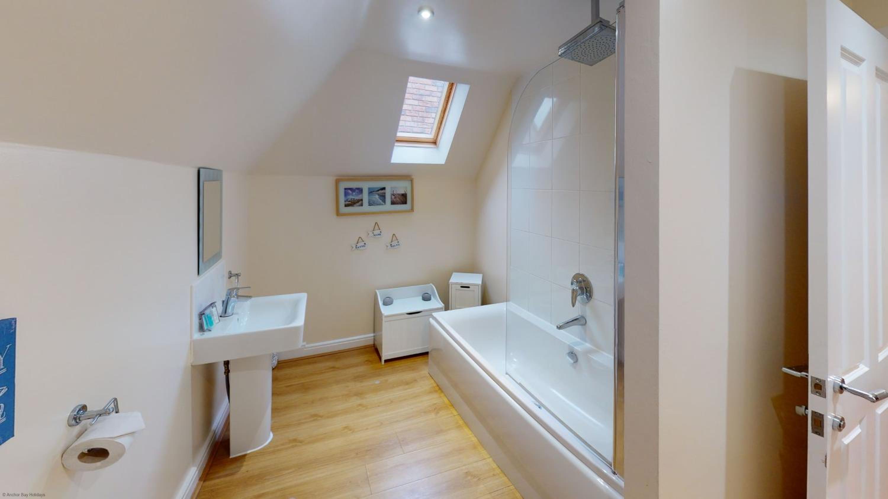 Daisy Cottage - Part of the The Bay Filey Holiday Village with pool, gym and direct beach access, pub, restaurant, tennis and meadows walks