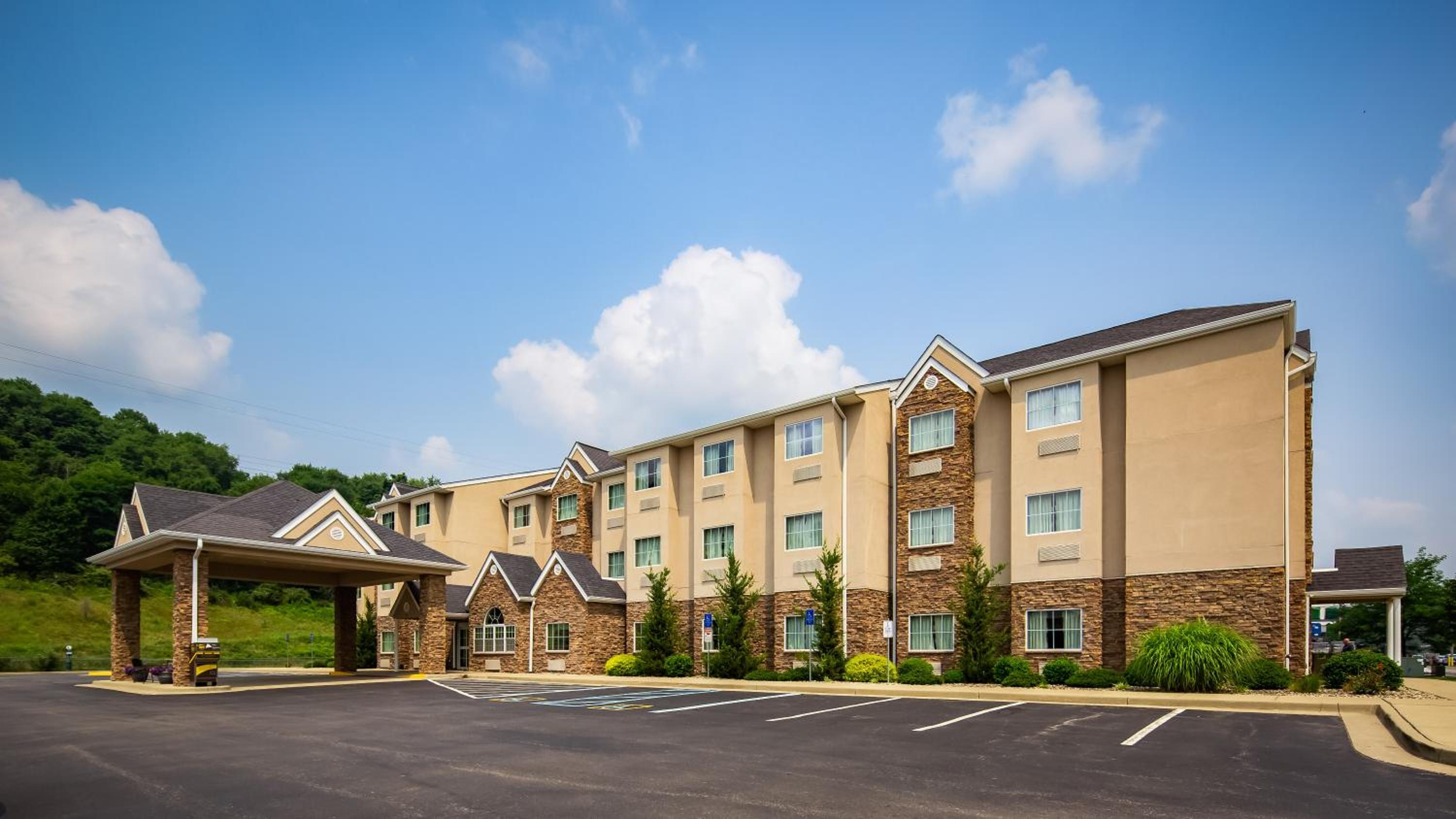 Hotel SureStay Plus Hotel by Best Western Buckhannon - Image 1