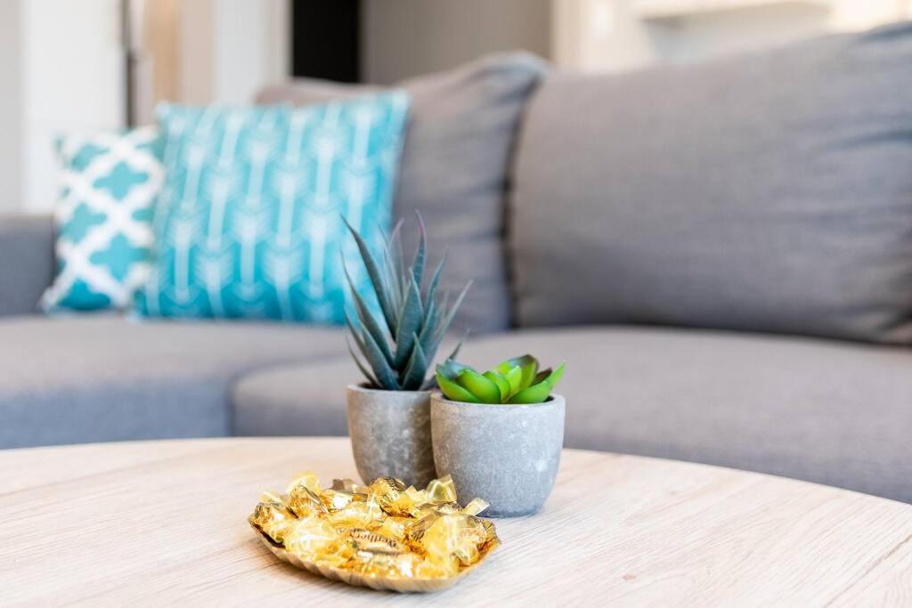 Modern & Stylish 2-Bedroom Unit