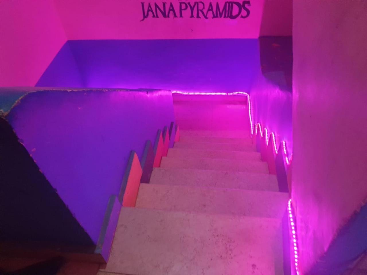 Jana Pyramids view inn