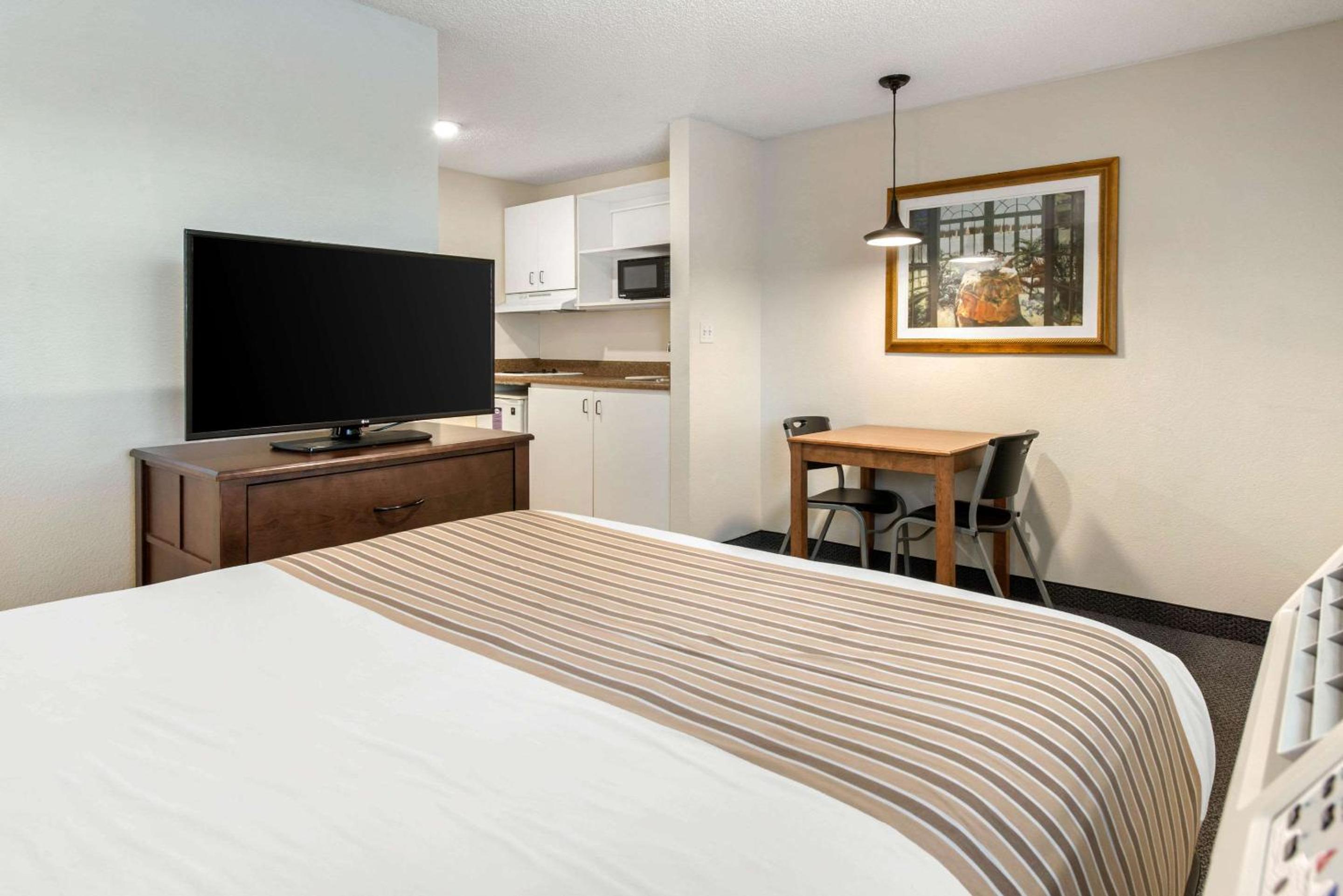 Birch Hill Suites - Lakeland view 4