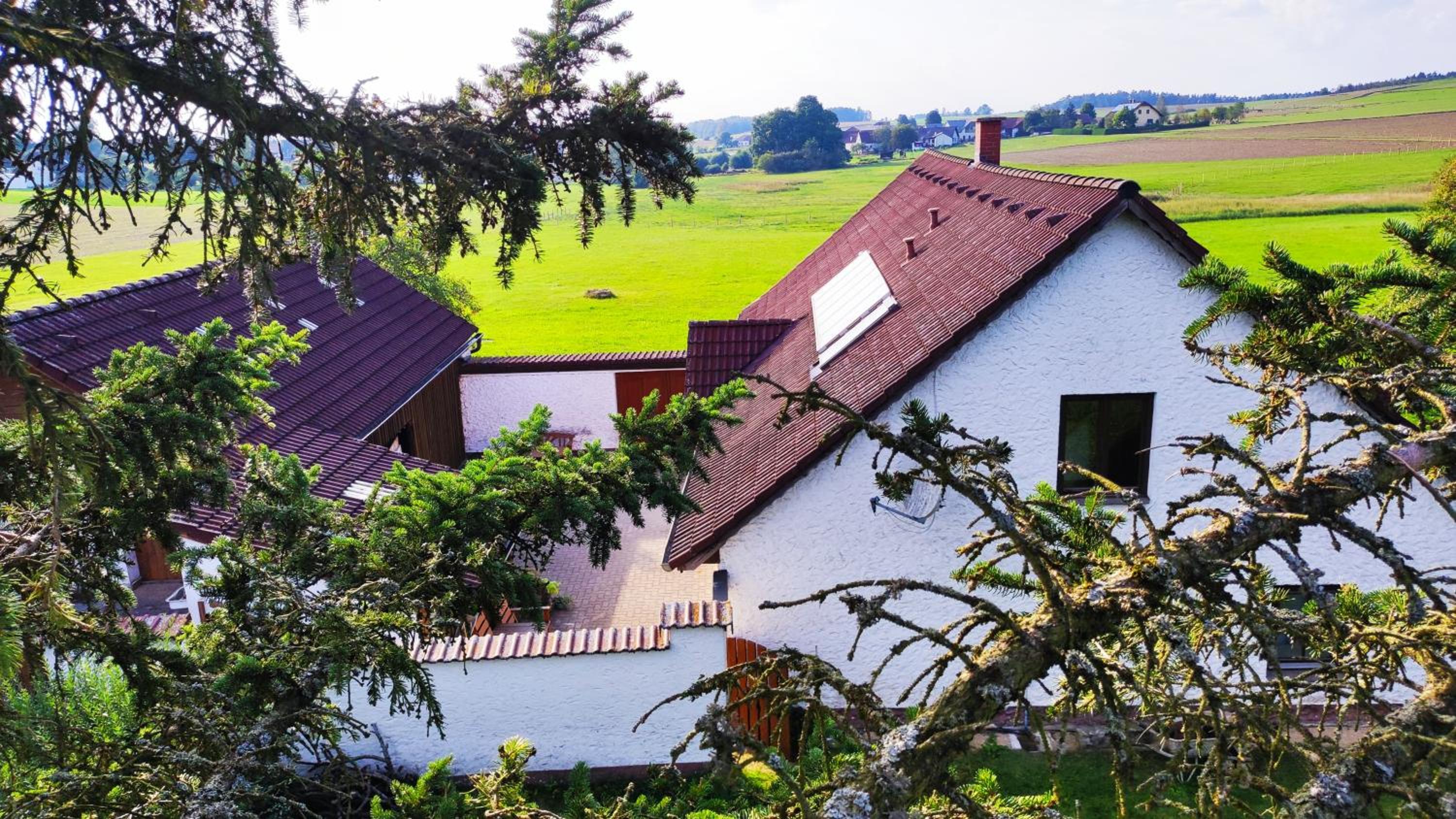 Idyllisches Landhaus mit Teich