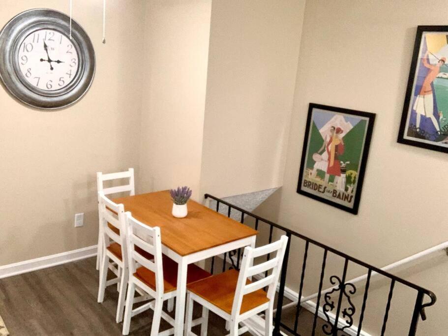 The House Hotels - 4 Beds, huge yard, secluded, and central!