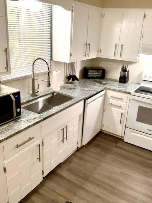The House Hotels - 4 Beds, huge yard, secluded, and central!