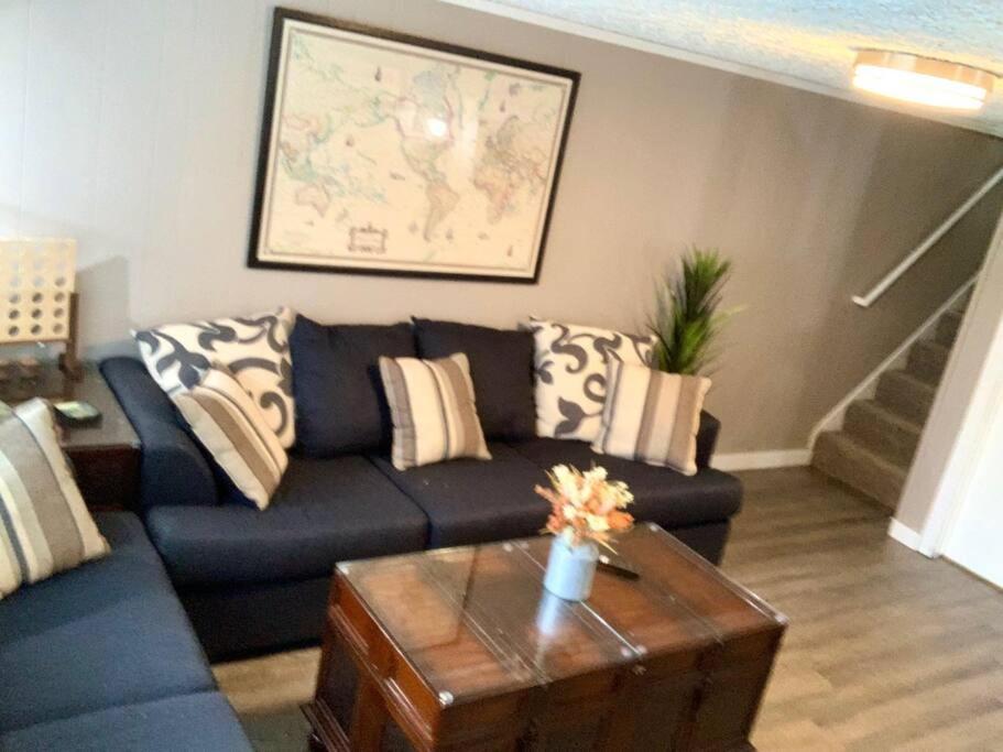 The House Hotels - 4 Beds, huge yard, secluded, and central!
