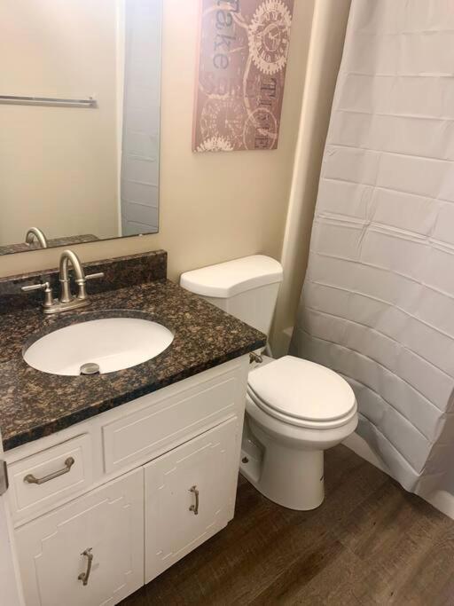 The House Hotels - 4 Beds, huge yard, secluded, and central!