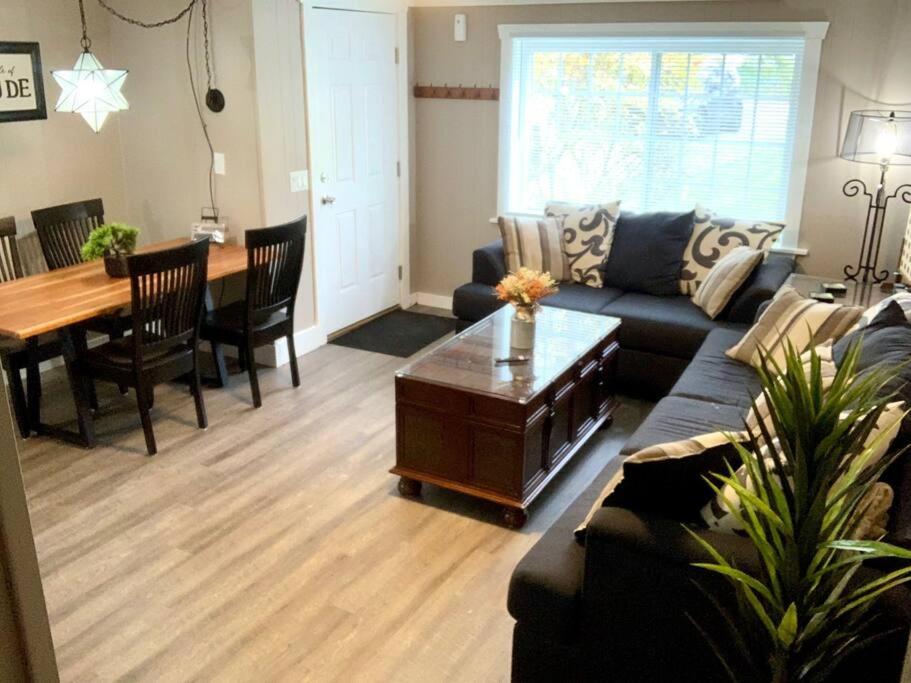 The House Hotels - 4 Beds, huge yard, secluded, and central!