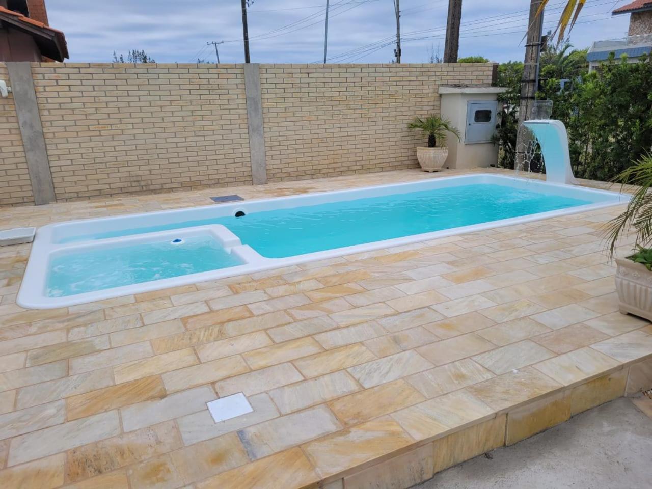 Casa com piscina a 50 metros da praia