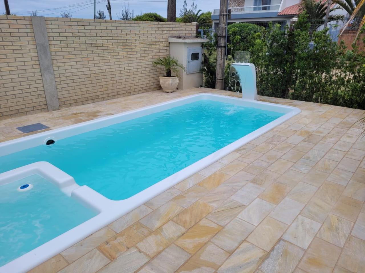 Casa com piscina a 50 metros da praia