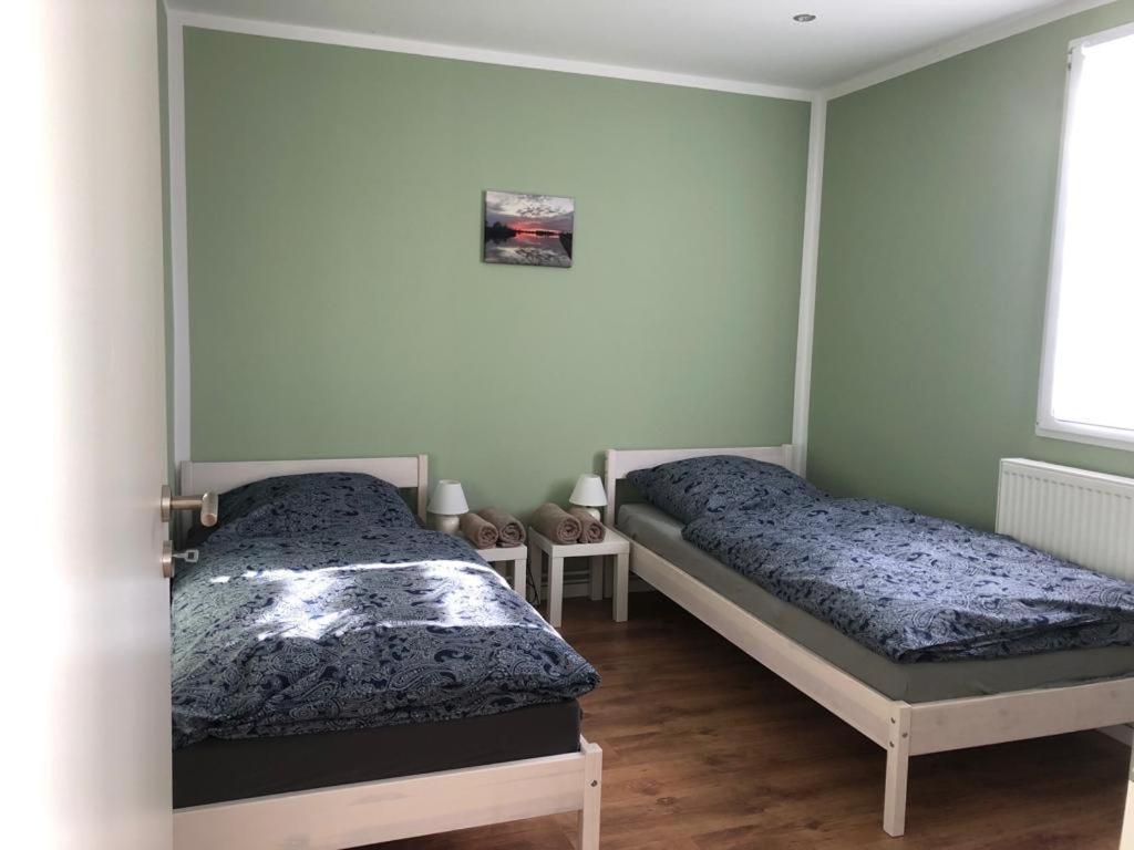Moderne Ferienwohnungen mit Terrasse, Pool, Wallbox & Spielplatz in den Götzer Bergen - ideal für Ihren Berlin-Besuch und auch für Gruppen bis zu 40 Person