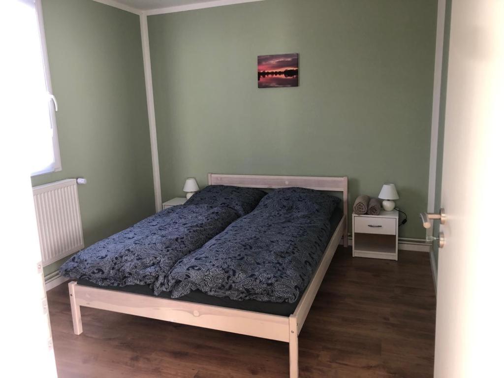 Moderne Ferienwohnungen mit Terrasse, Pool, Wallbox & Spielplatz in den Götzer Bergen - ideal für Ihren Berlin-Besuch und auch für Gruppen bis zu 40 Person