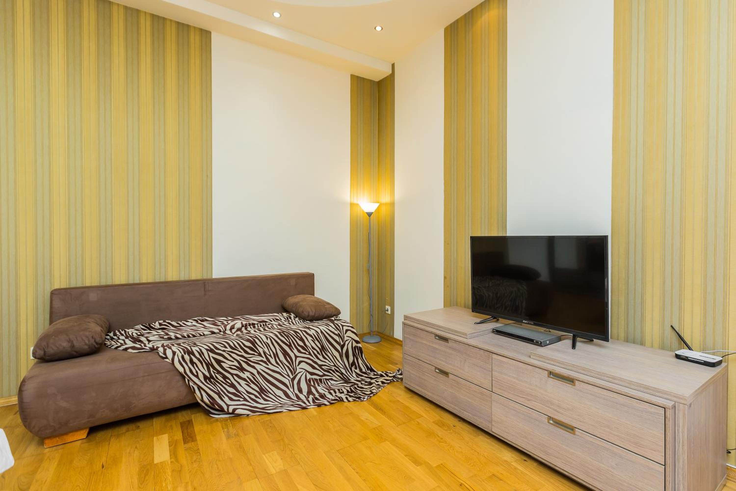 Куліша 15, апартаменти в центрі,ТЦ Форум,оперний view 2