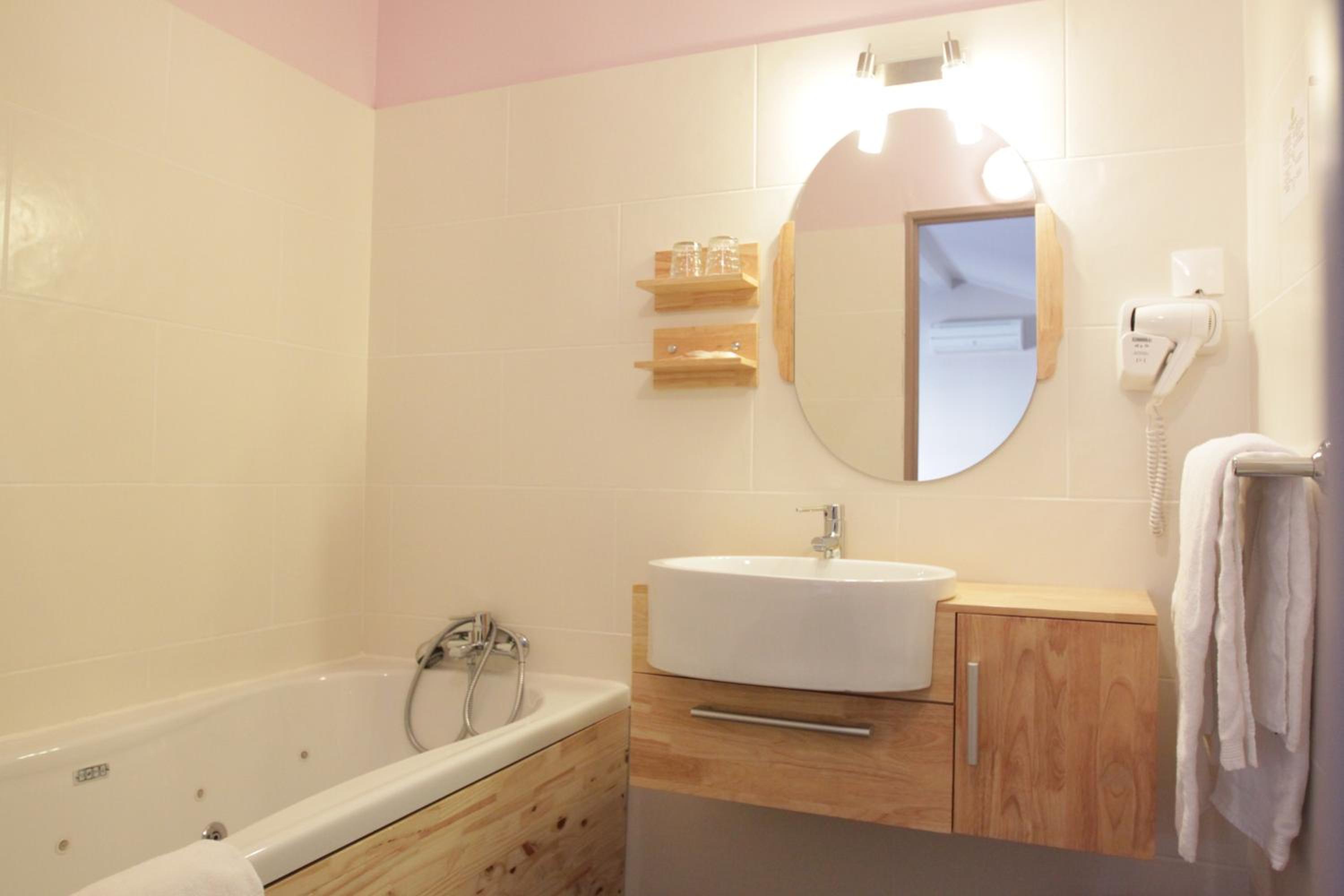 Saint-Etienne Vacations - Urban Style, Hotel Le Cheval Noir, Saint-Etienne - Property Image 1