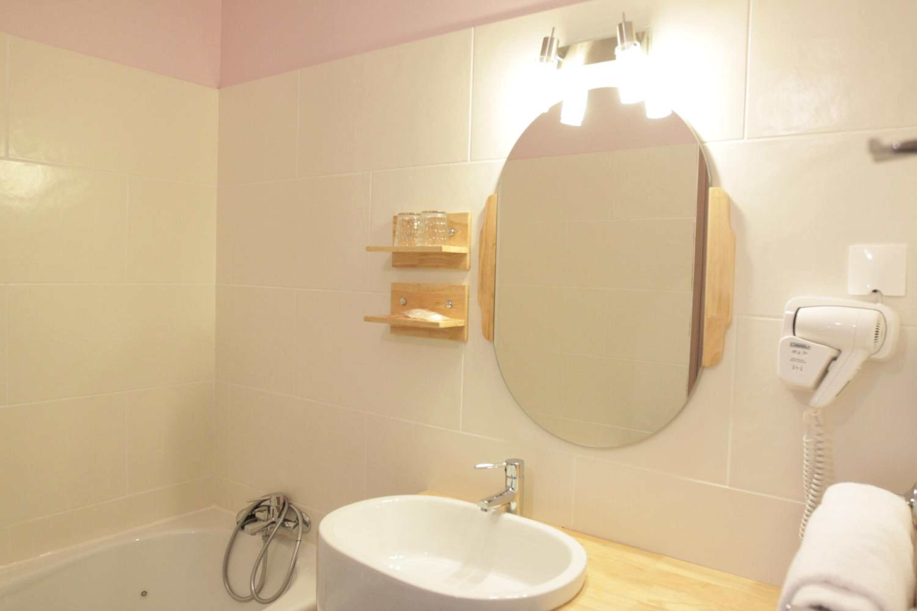 Saint-Etienne Vacations - Urban Style, Hotel Le Cheval Noir, Saint-Etienne - Property Image 12